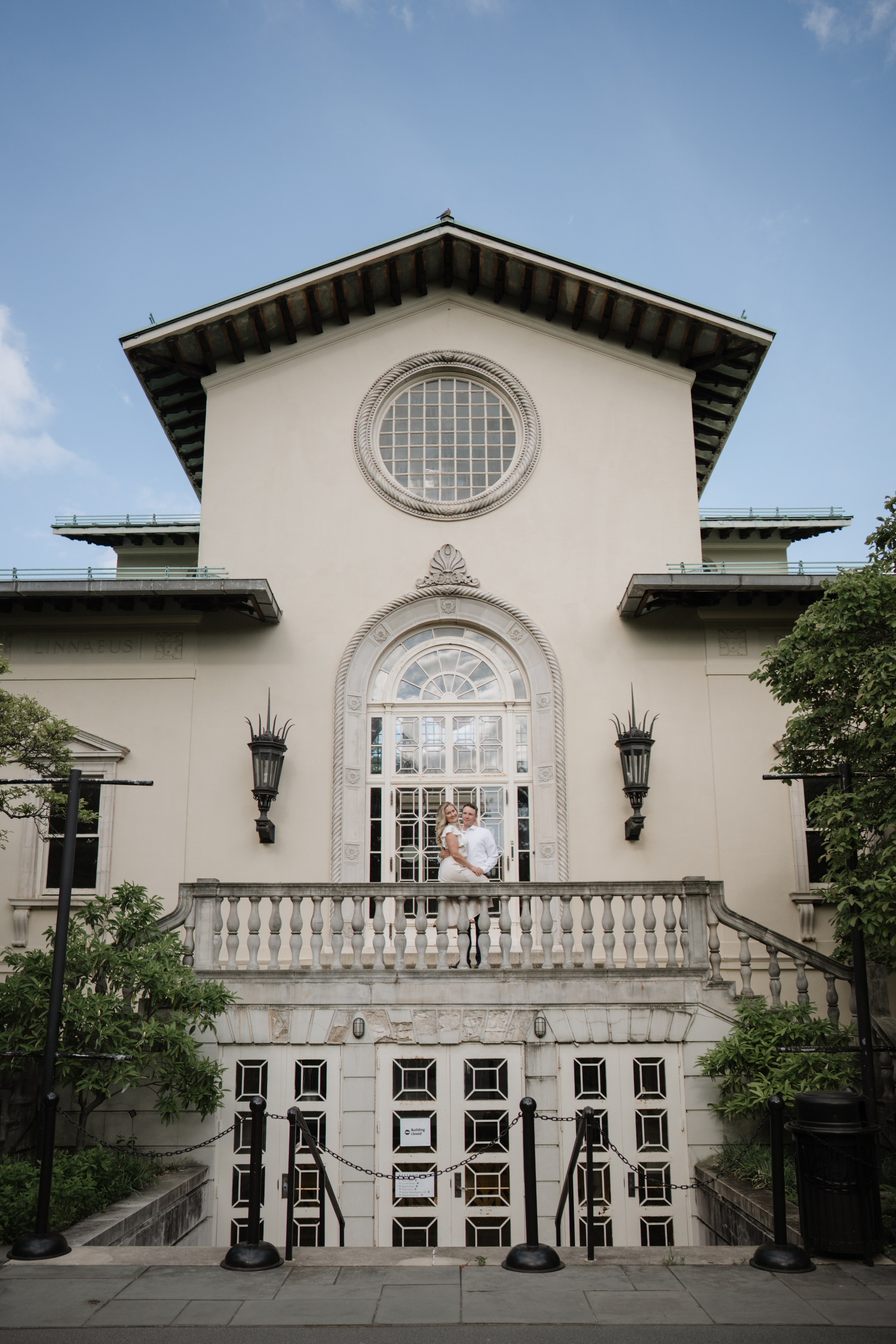 Engagement photo shoot at the Brooklyn Botanic Garden. Portrait and wedding photographer in New York