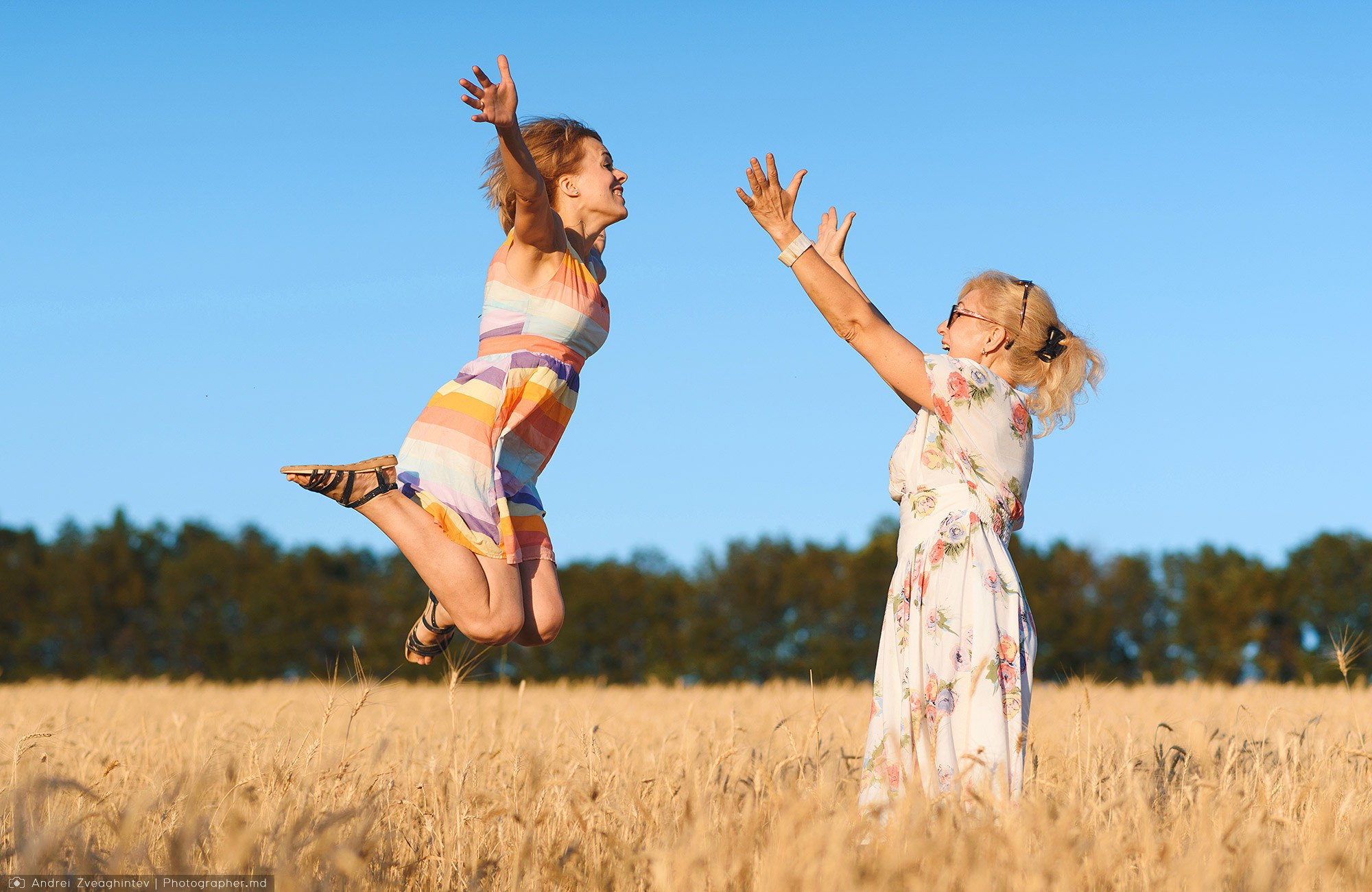 Family photo session in a wheat field of Moldova — family photographer Andrei Zveaghintev. Wedding and family photographer in Moldova, Chisinau— Andrei Zveaghintev