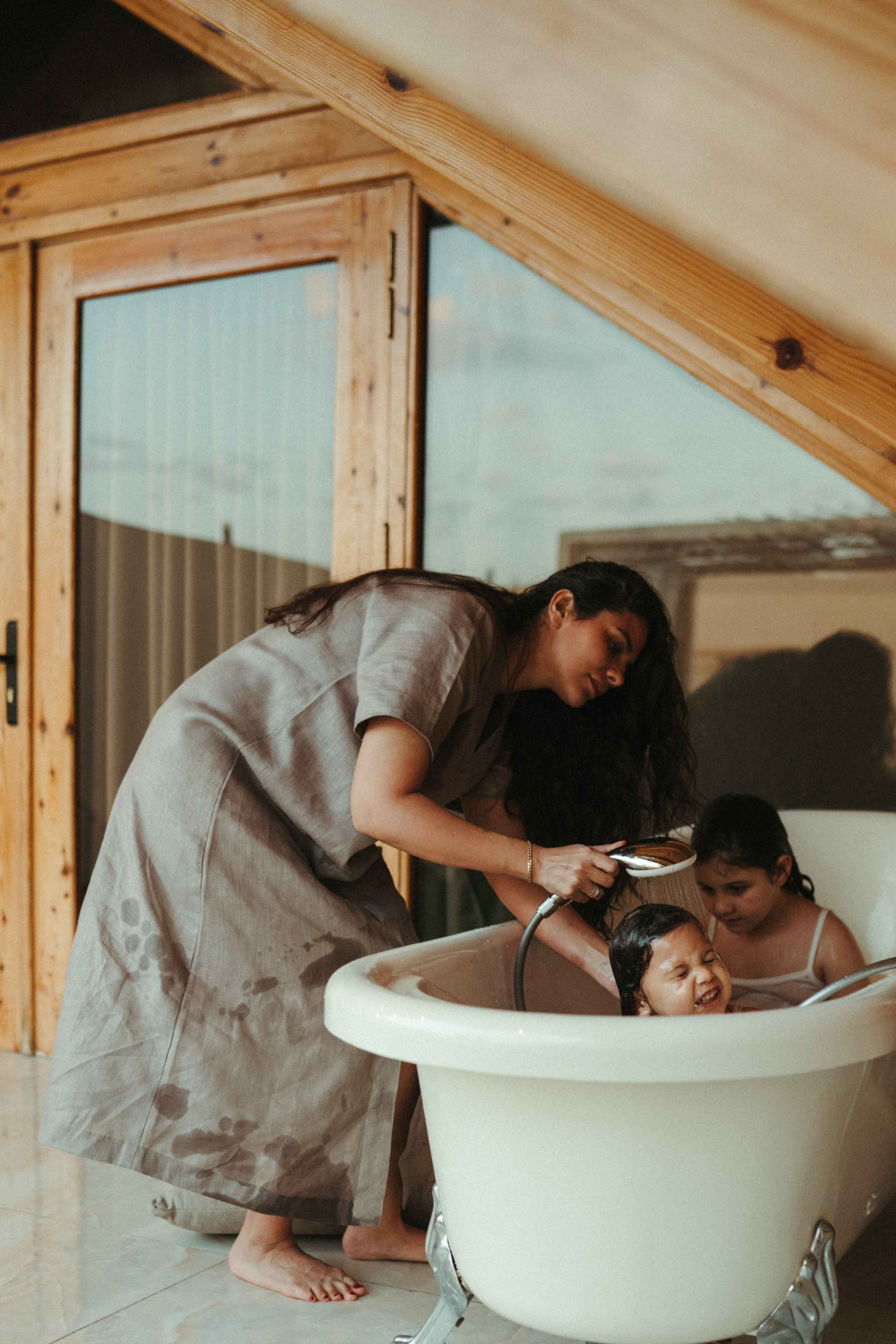 Amnah with daughters. Family photographer in Saudi Arabia
