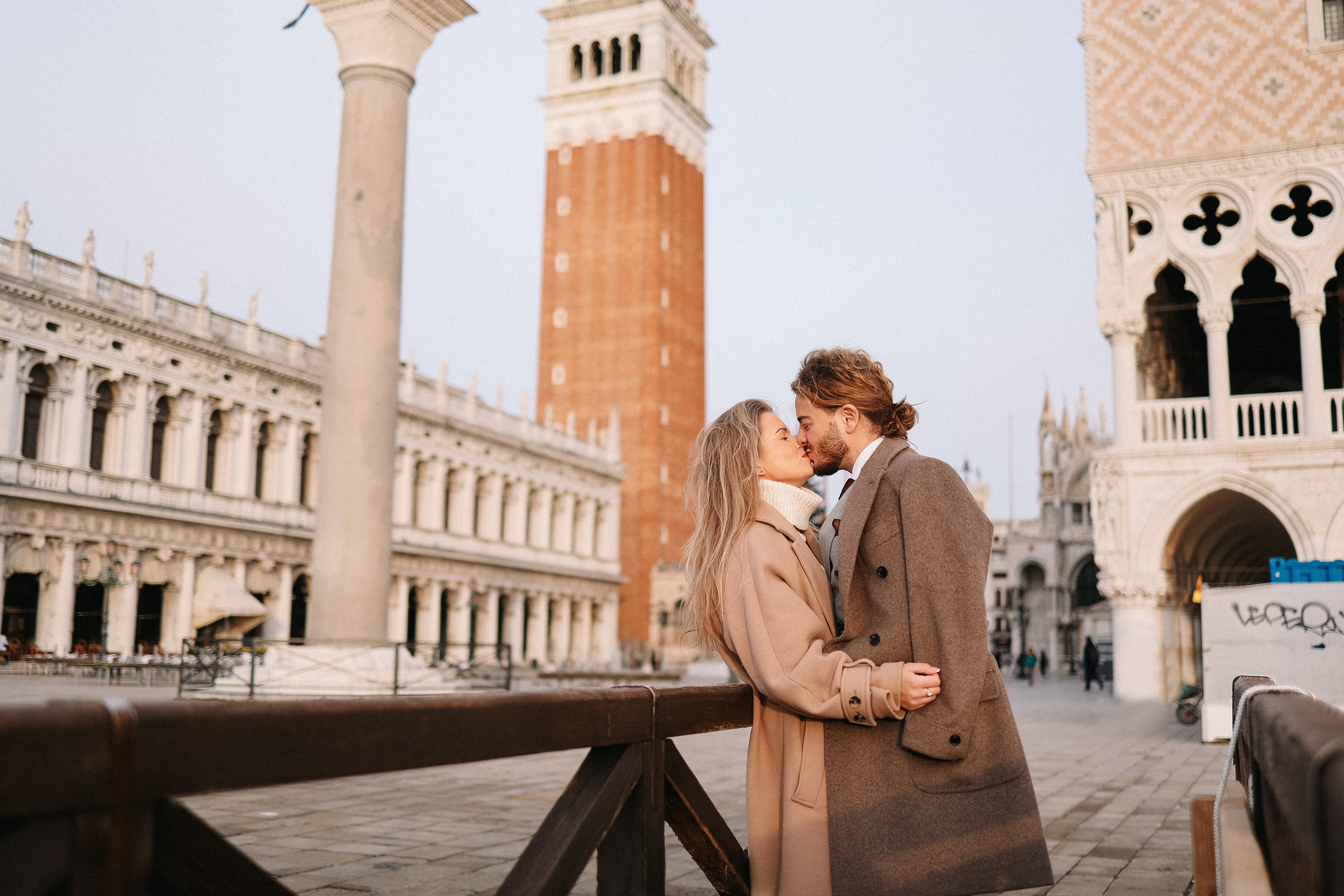 romantic photo shoot in Venice 
