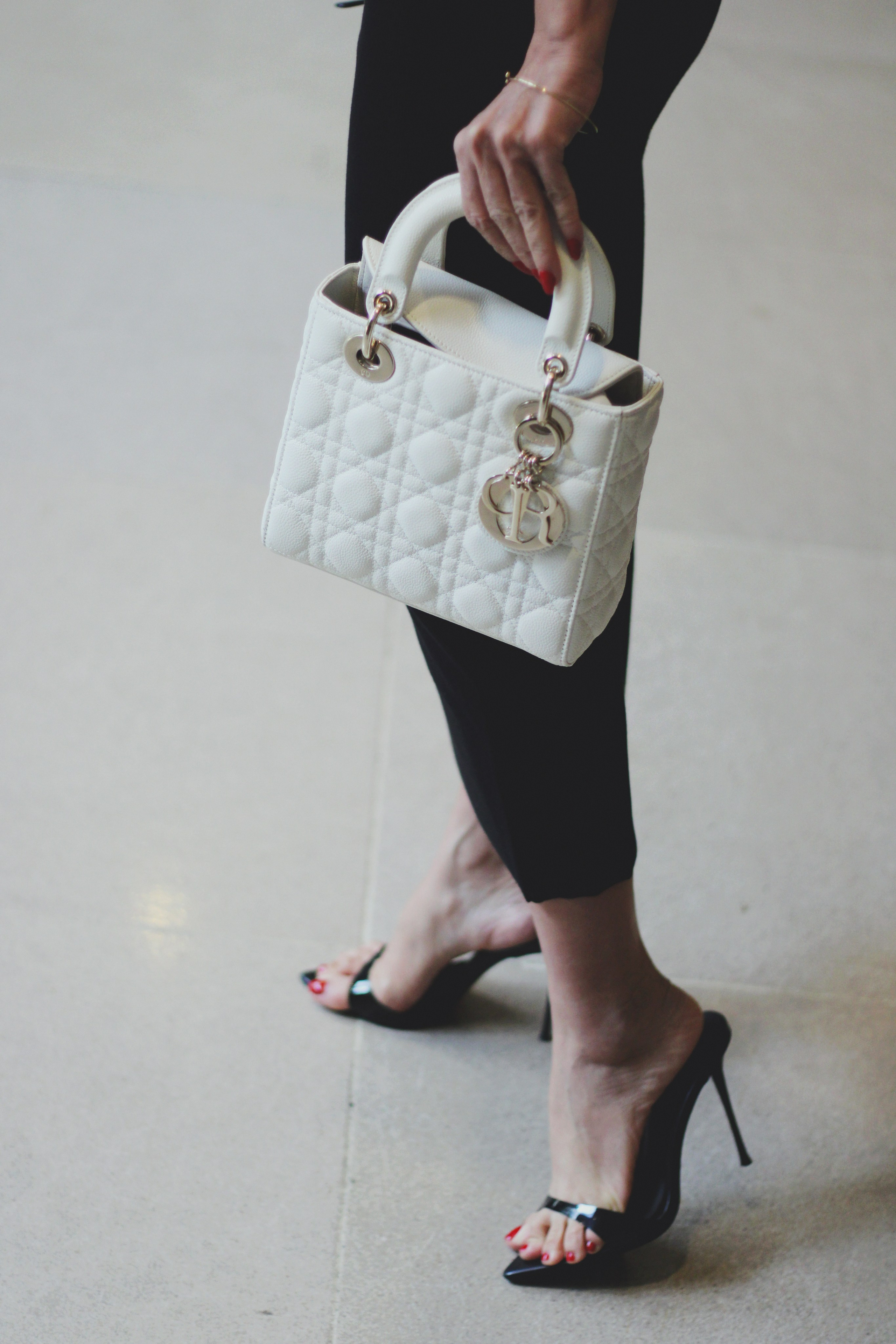 Women’s Lifestyle Indoor Photoshoot in Museum. Lana Petrychenko — Portrait & Family Photographer. Valencia, Spain