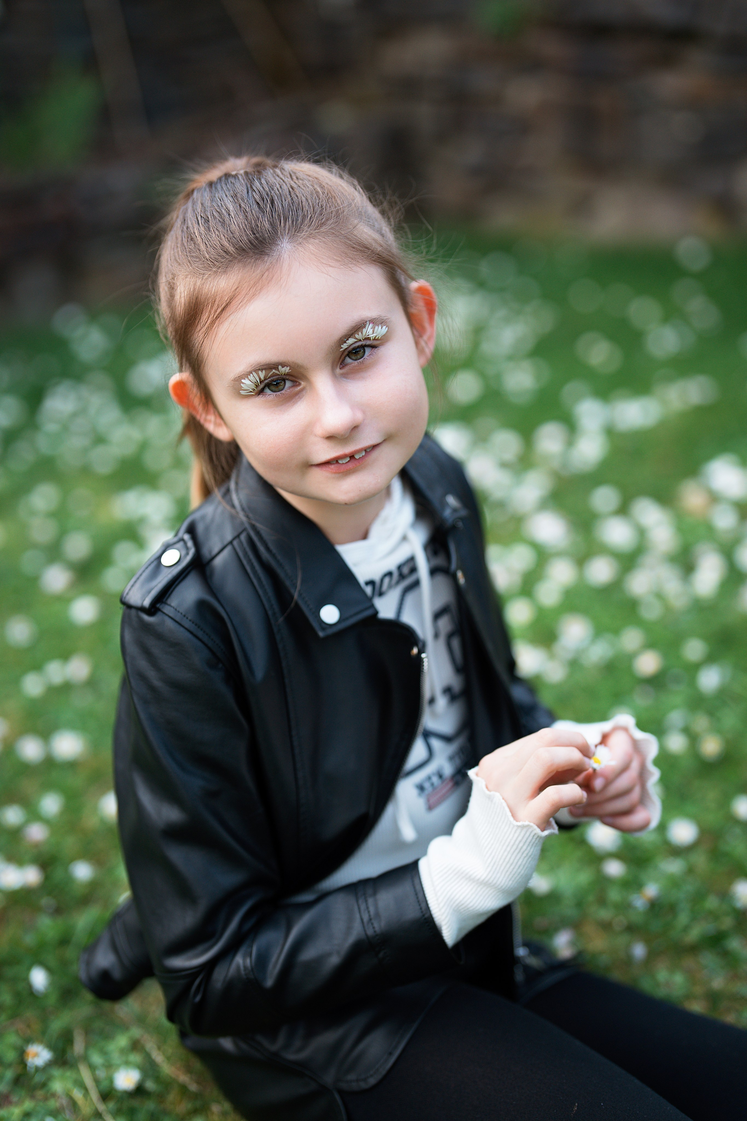 Zwischen Gänseblümchen. Familien, Portrait und Konzeptualfotografie in Genf, Schweiz