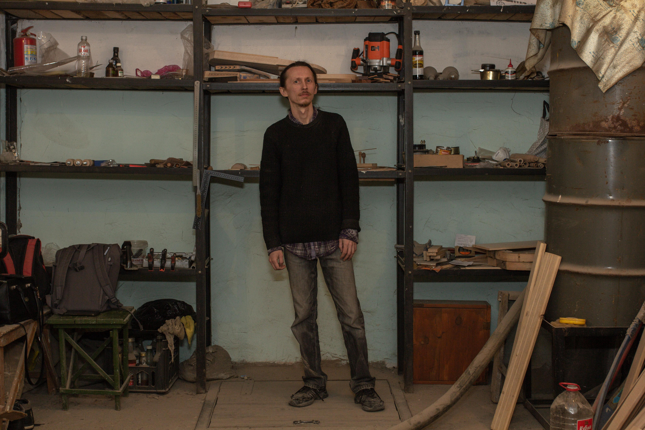 Дмитрий Иванов в своем гараже-мастерской