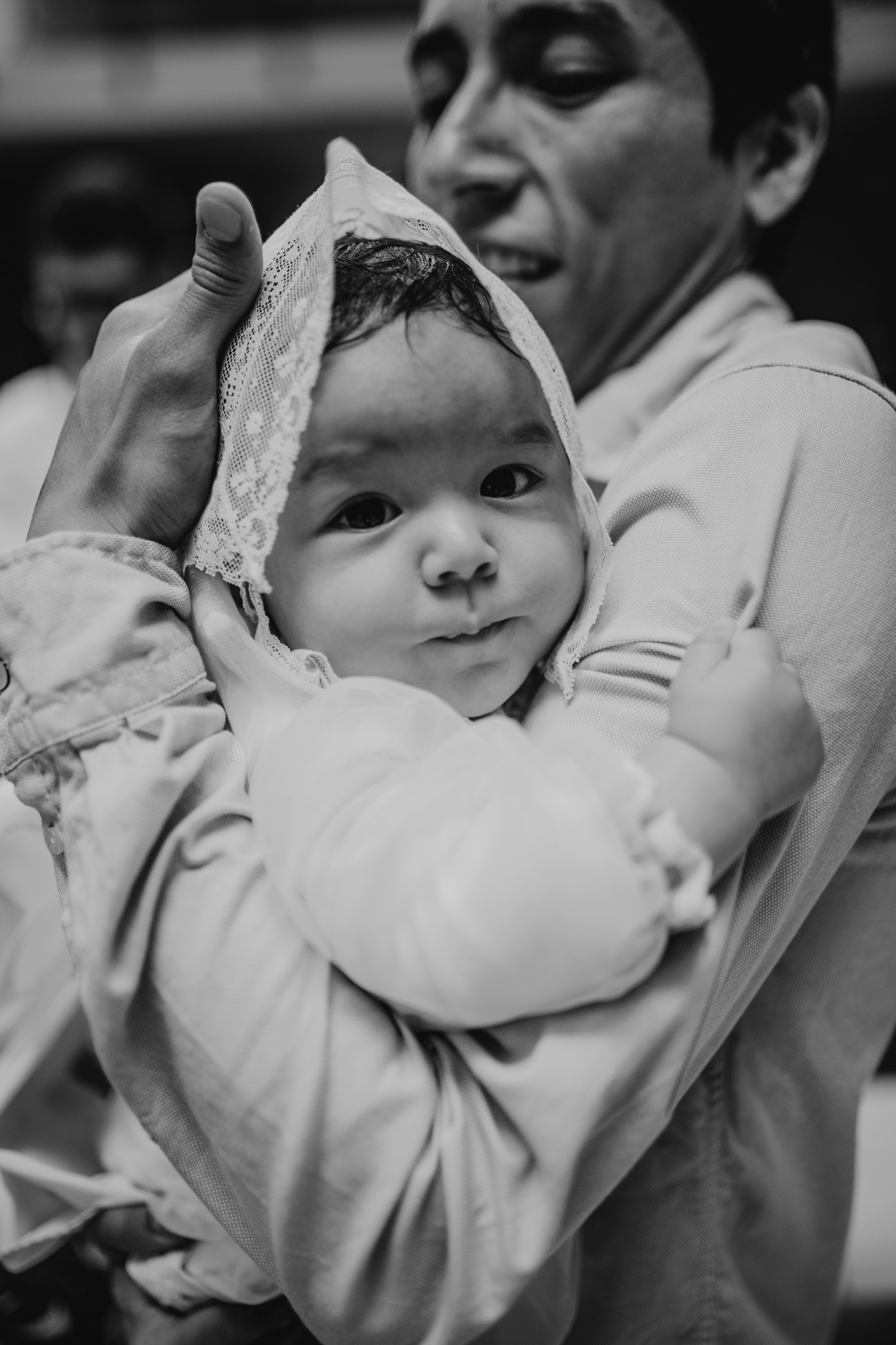 Retrato de bebé con traje de bautizo en estudio fotográfico Rainbox, Torrejón de Ardoz