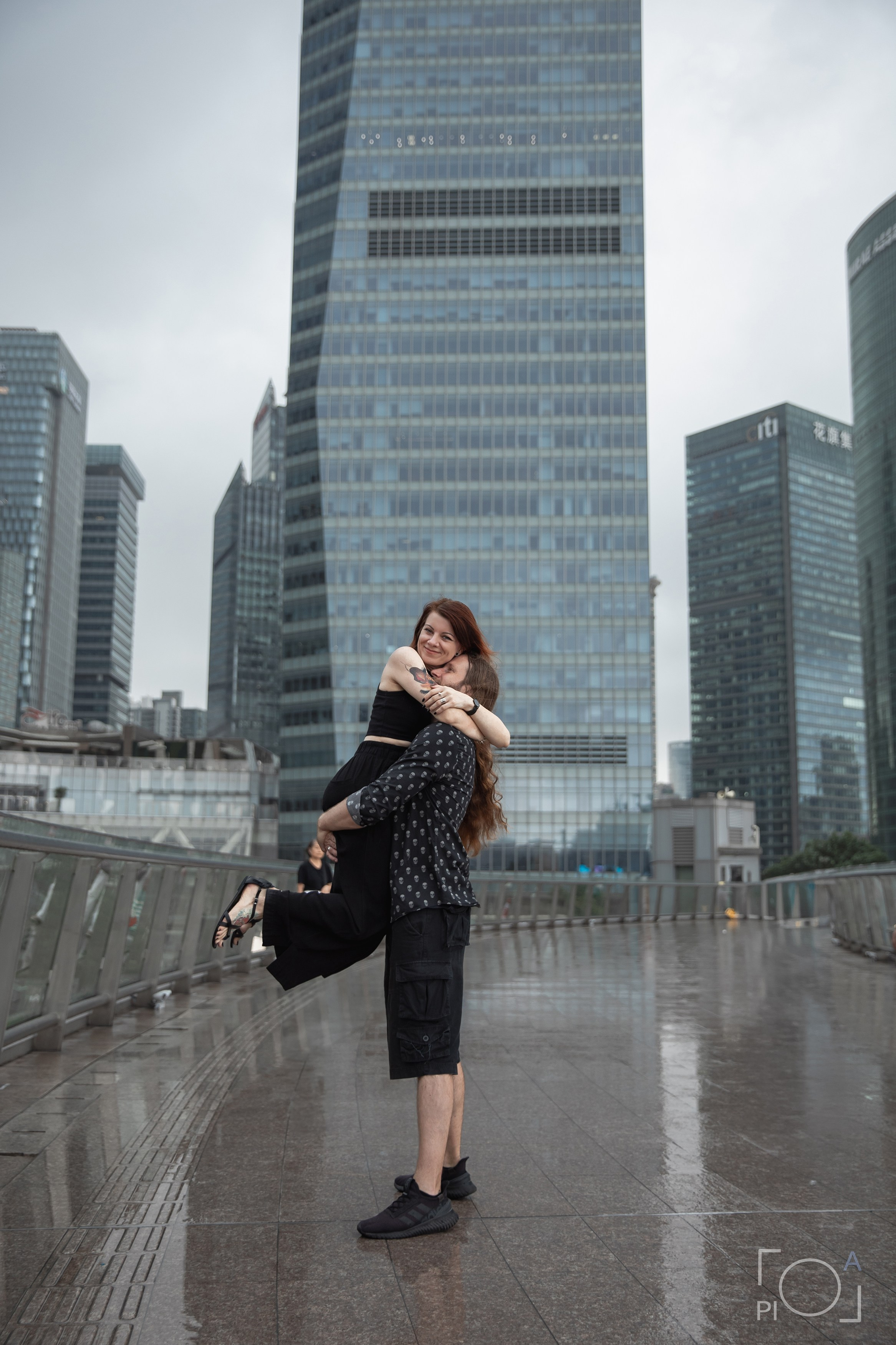 Мужчина держит на руках свою любимую жену. Мост Lujiazui, Шанхай