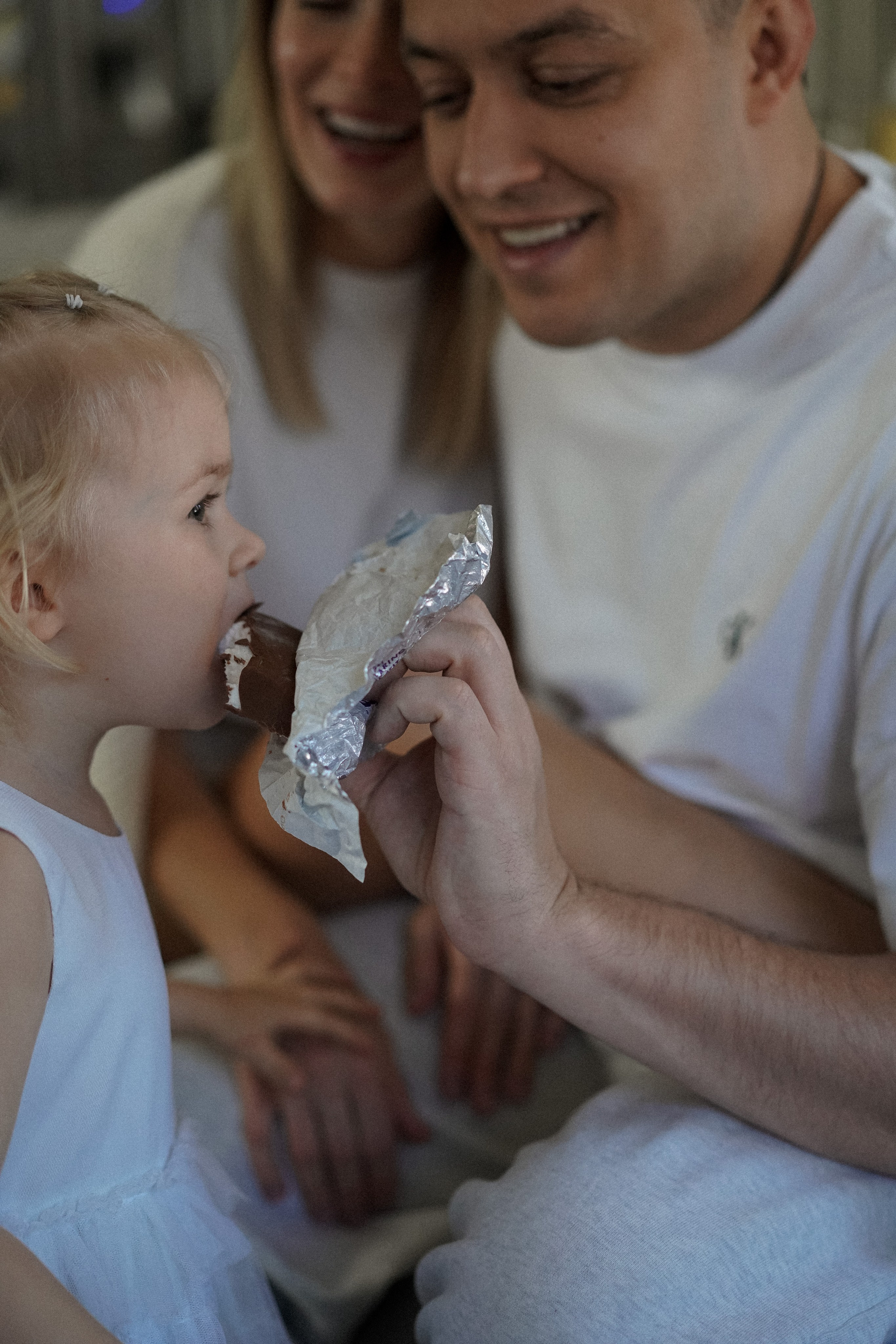 Family photoshoot at home. Family photo session at home. Cozy family photoshoot at home.
