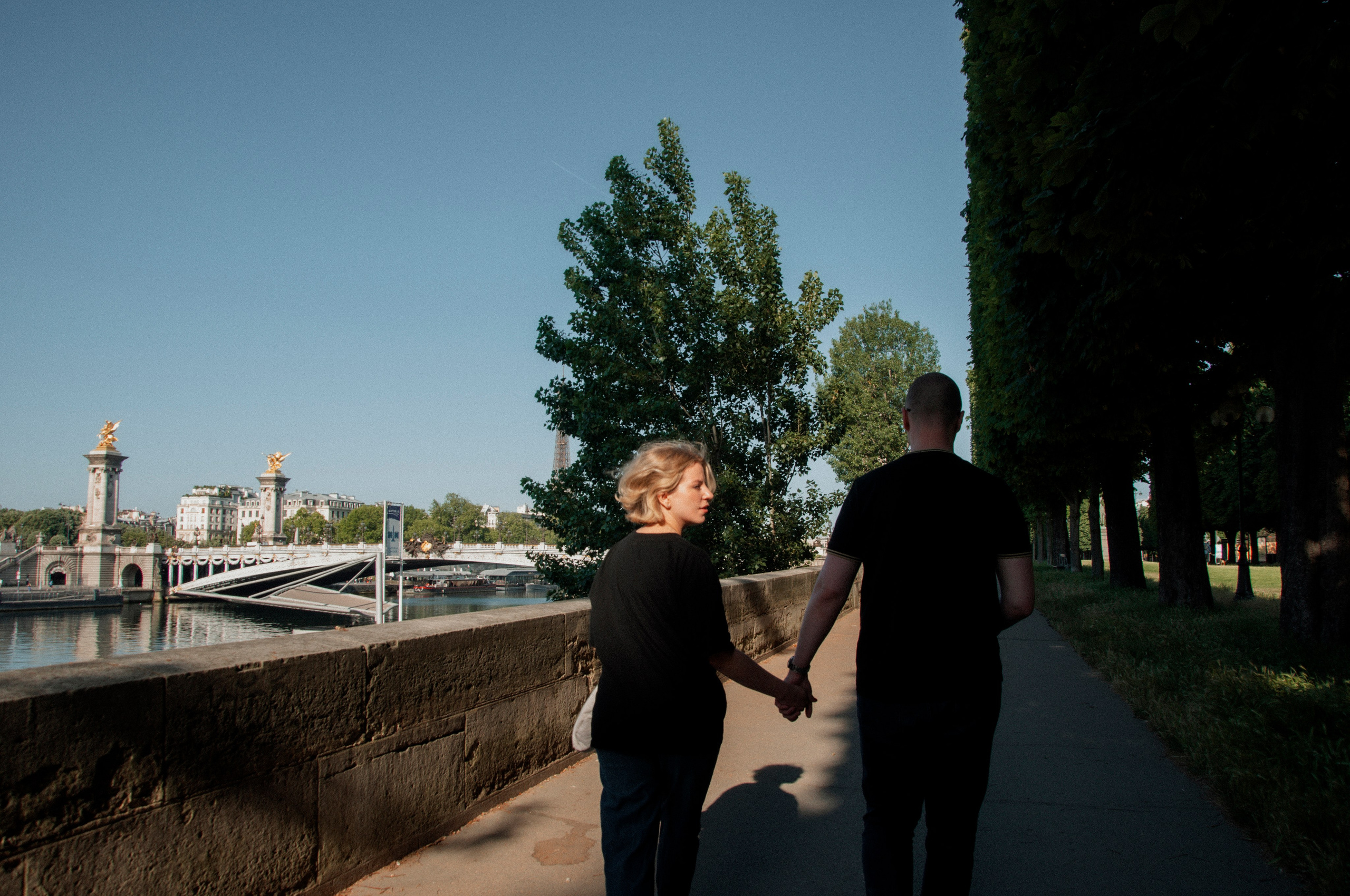 Couple photoshoot near the Louvre. Paris photographer — Polina Osipova