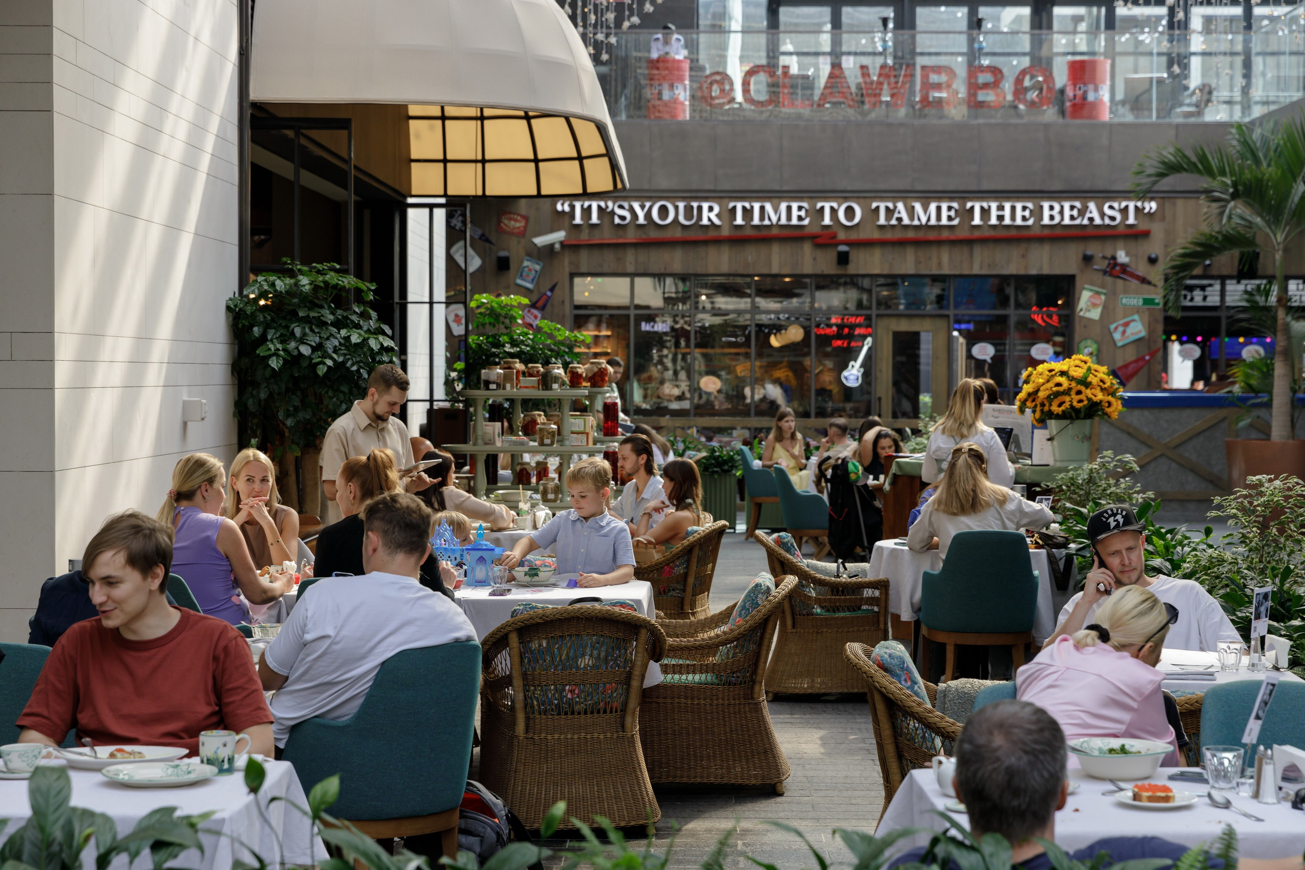 Maslenitsa at Babushka Restaurant, Dubai 2024. Photographer Anna Curly | Weddings and Events in Dubai