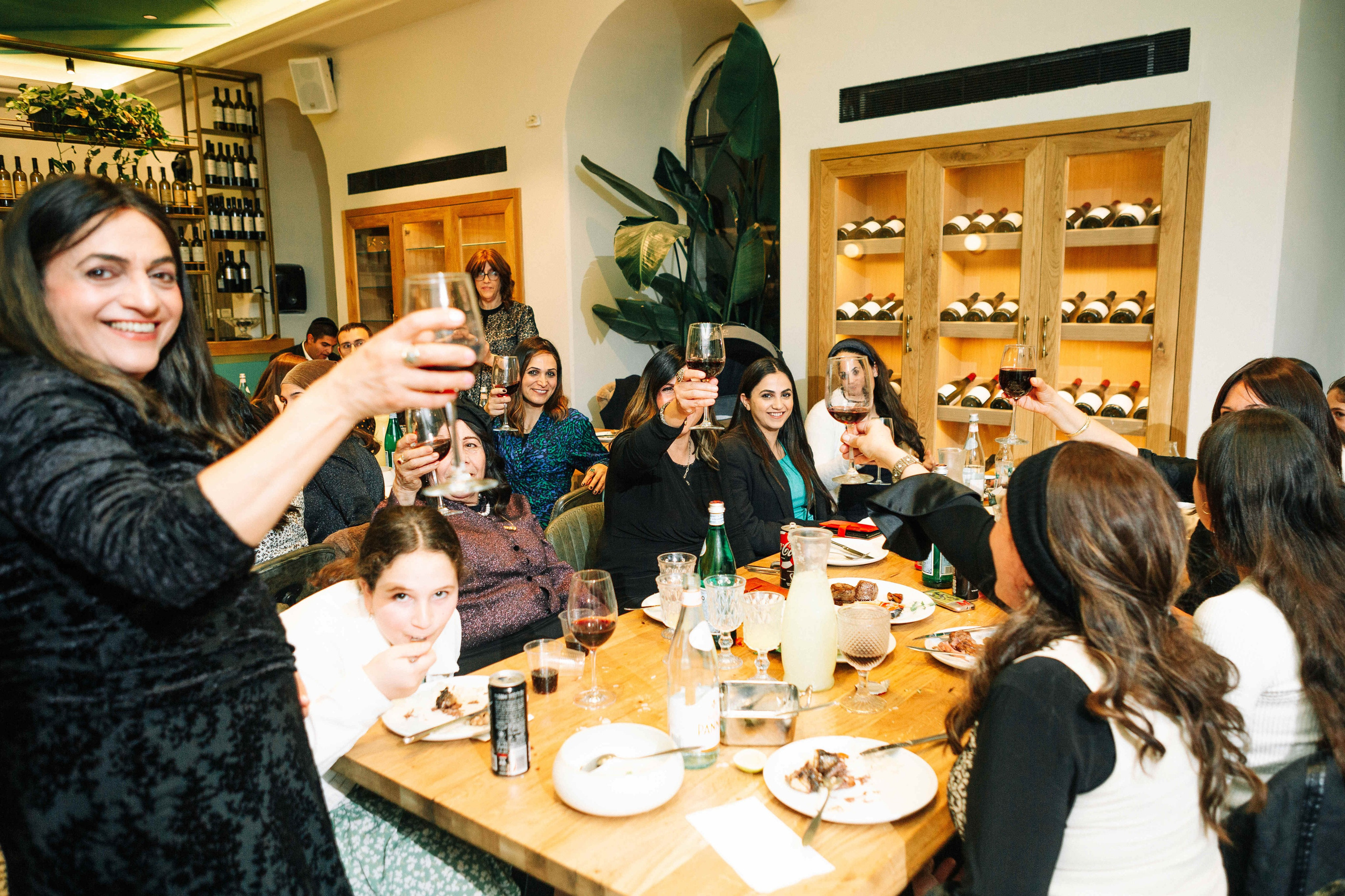 PARTY IN A RESTAURANT WITH THE WHOLE FAMILY. Https://shi-photo.com/