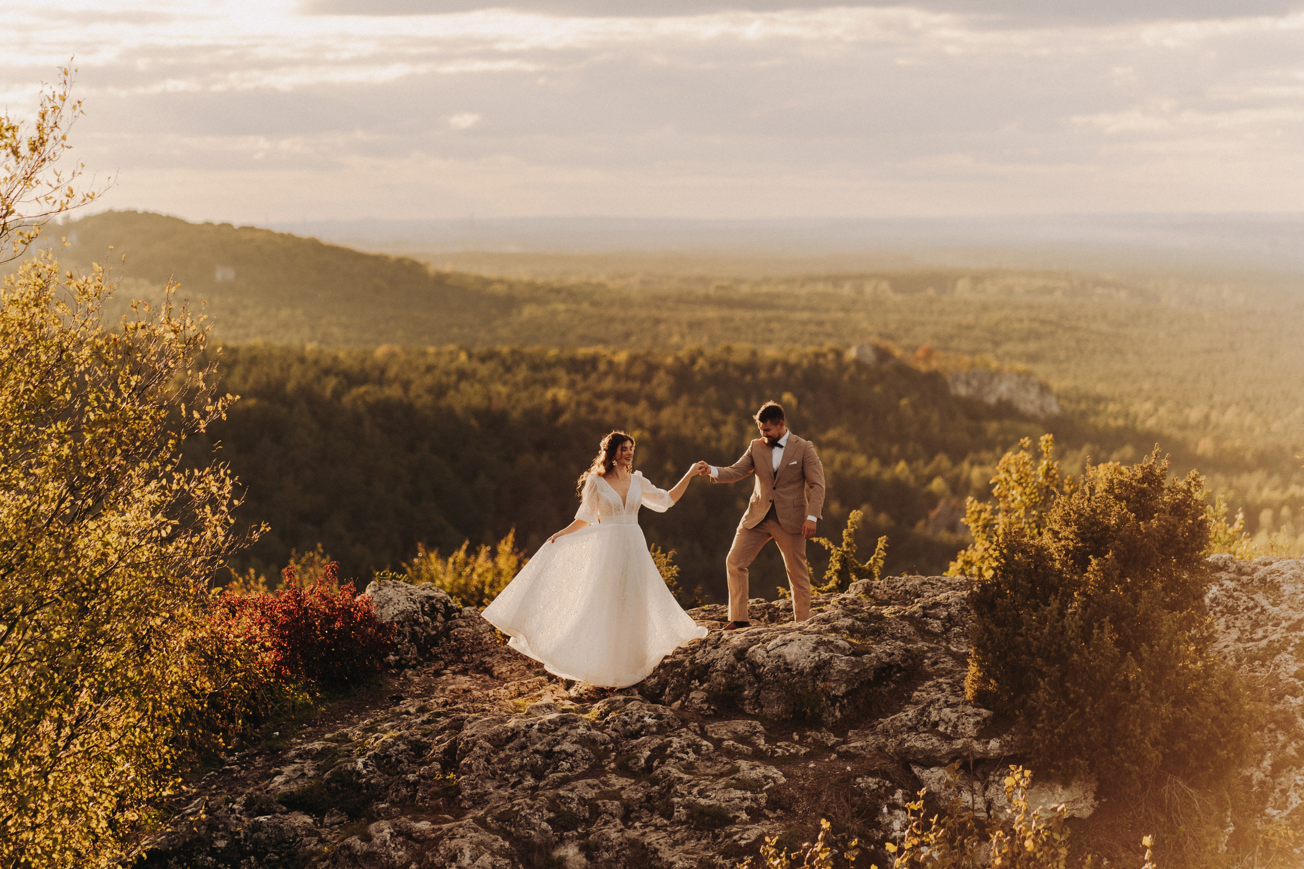 Para młoda idąca ścieżką na Górze Zborów – plener ślubny