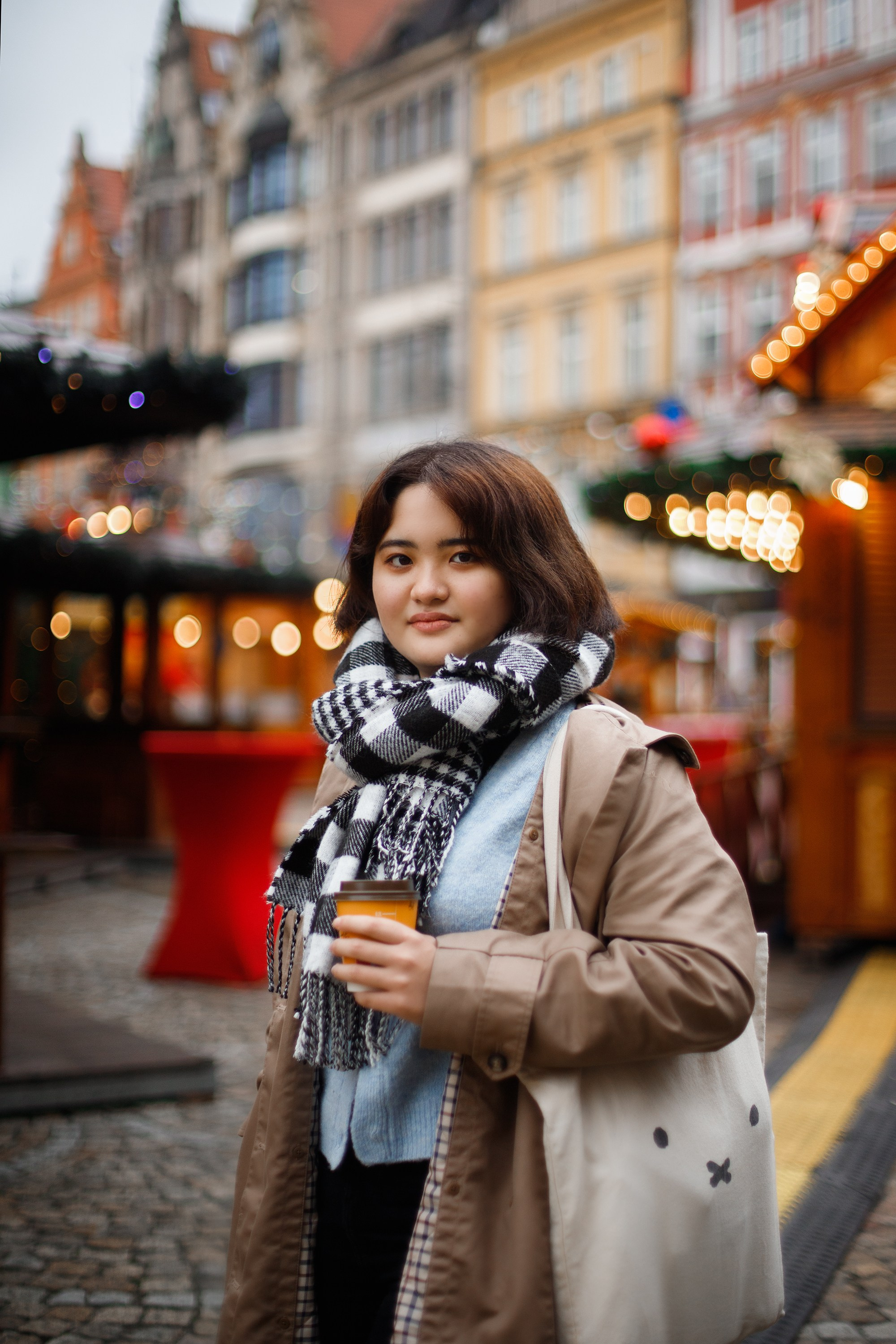 Misaki at christmas market. Kaja | fotograf psów we Wrocławiu