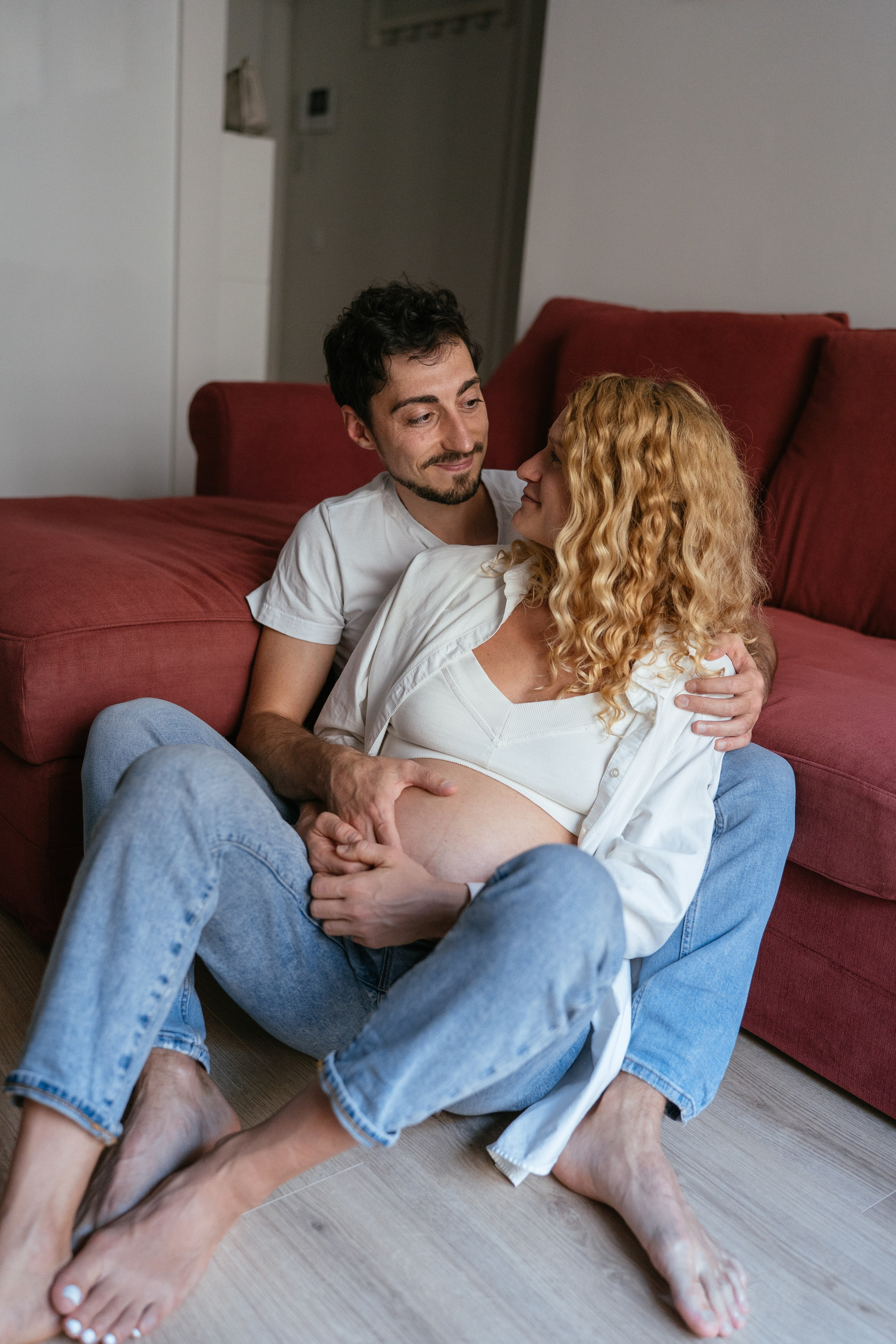 Candid pregnancy photoshoot in the park. Photographer in Madrid, Spain. Alyona Belyaninova