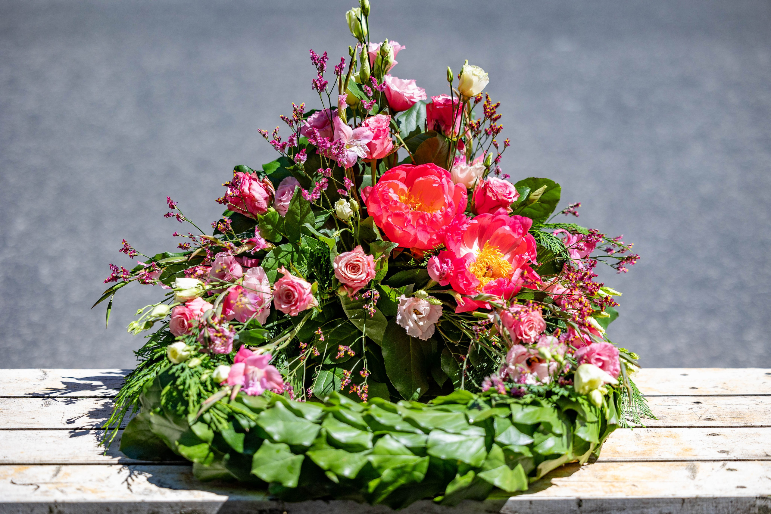 En oase af lyserød elegance: En bladkrans med enkelt pyntDenne smukke bladkrans er et mesterværk af enkelhed og elegance. Den er lavet af et udvalg af grønne blade i forskellige former og teksturer, der skaber en fyldig og frodig krans.