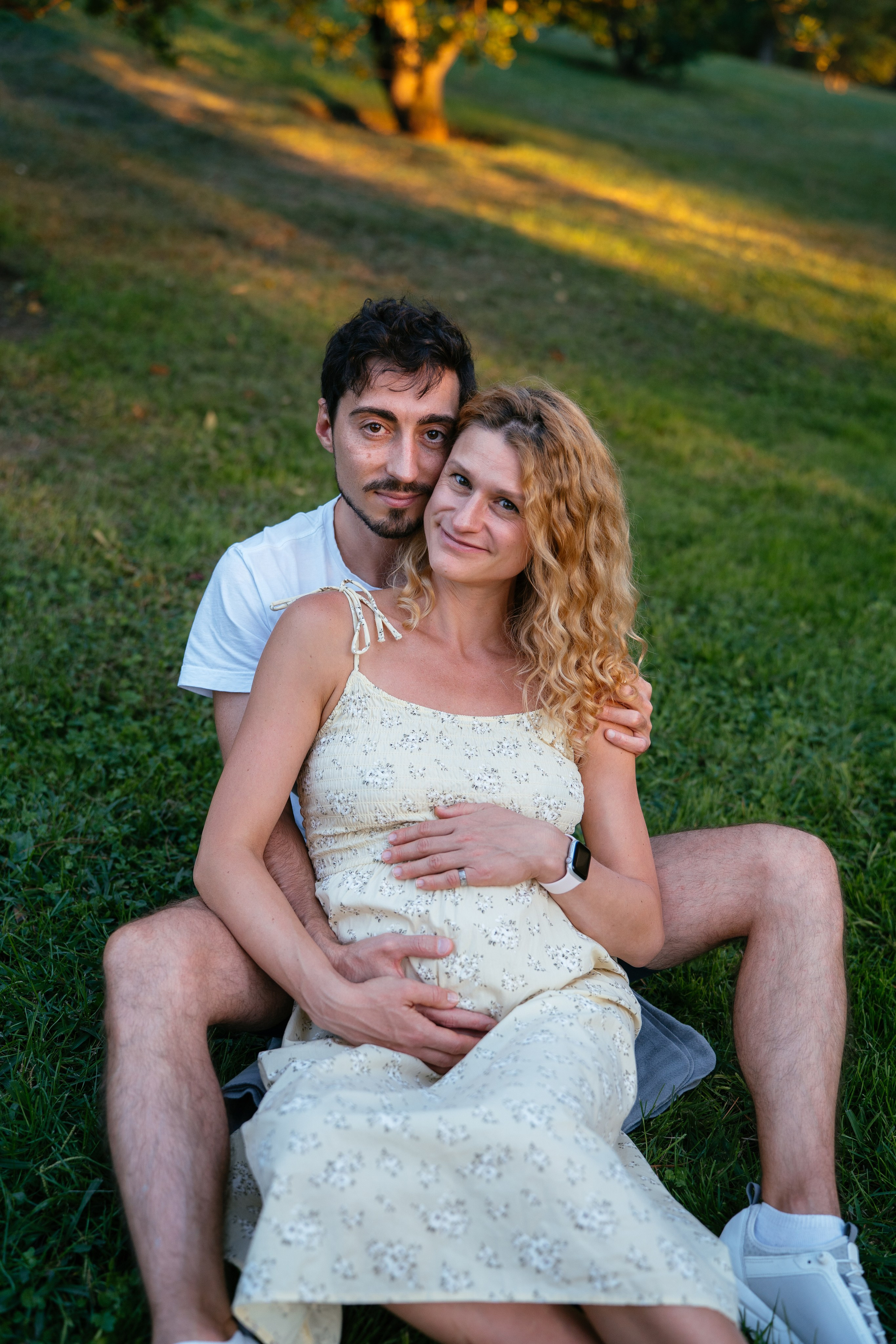 Candid pregnancy photoshoot in the park. Photographer in Madrid, Spain. Alyona Belyaninova