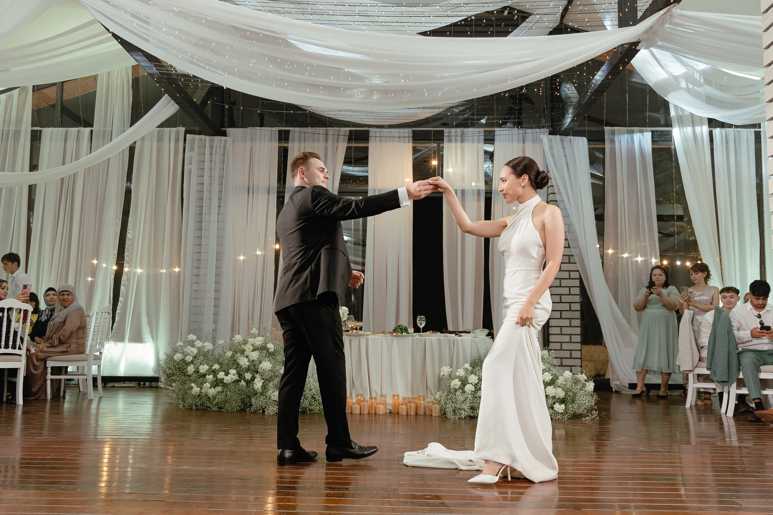 Thomas & Suyumbika. Главная