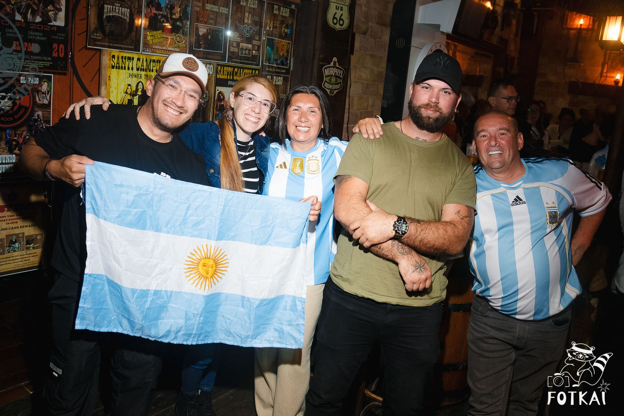 Los Ekilibristas de la Cuerda Floja — Фото с концерта в Торревьехе, 2026 | FOTKAI