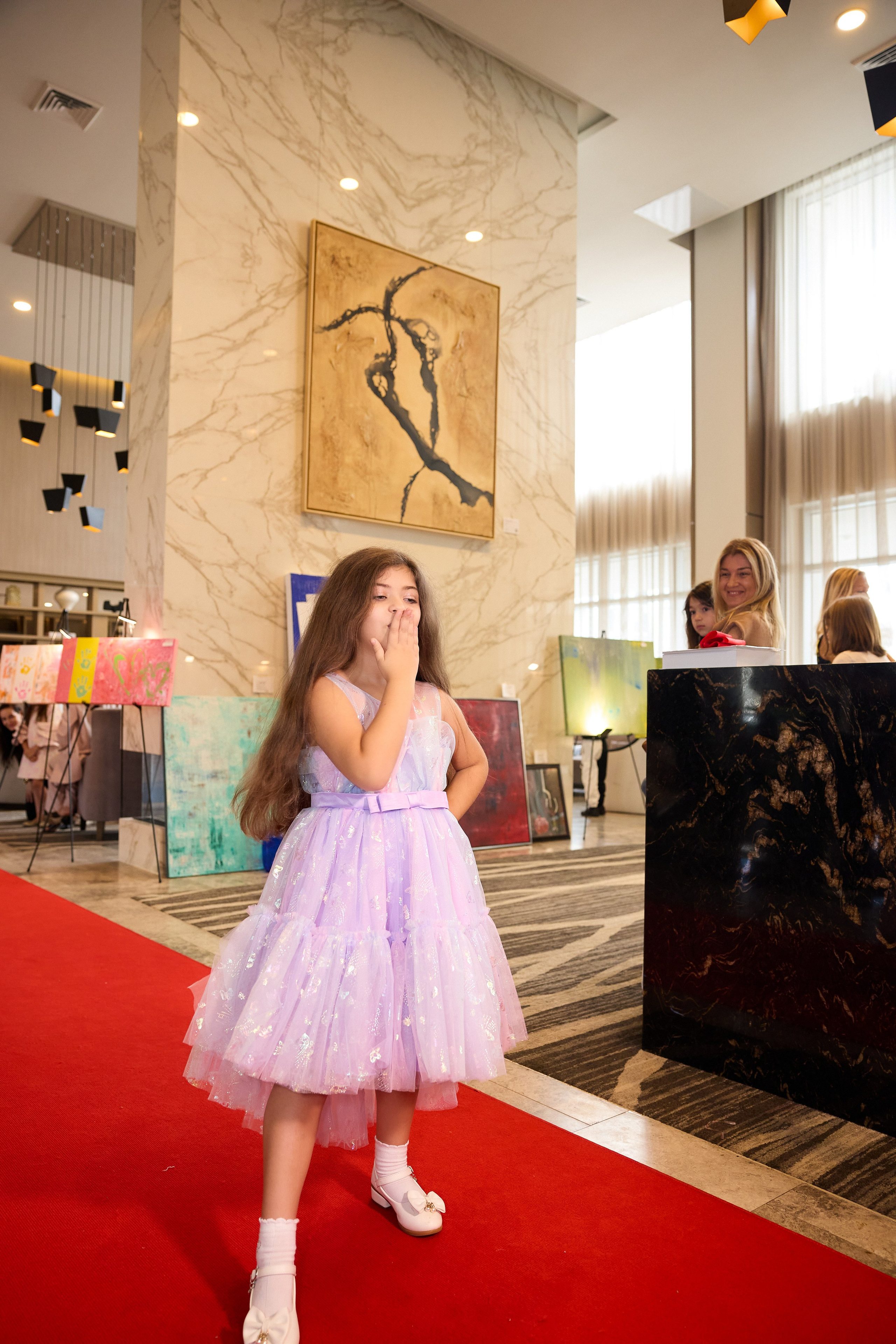 Авторская благотворительная художественная выставка Дианы Бортник. Фотограф Юлия Маковеева