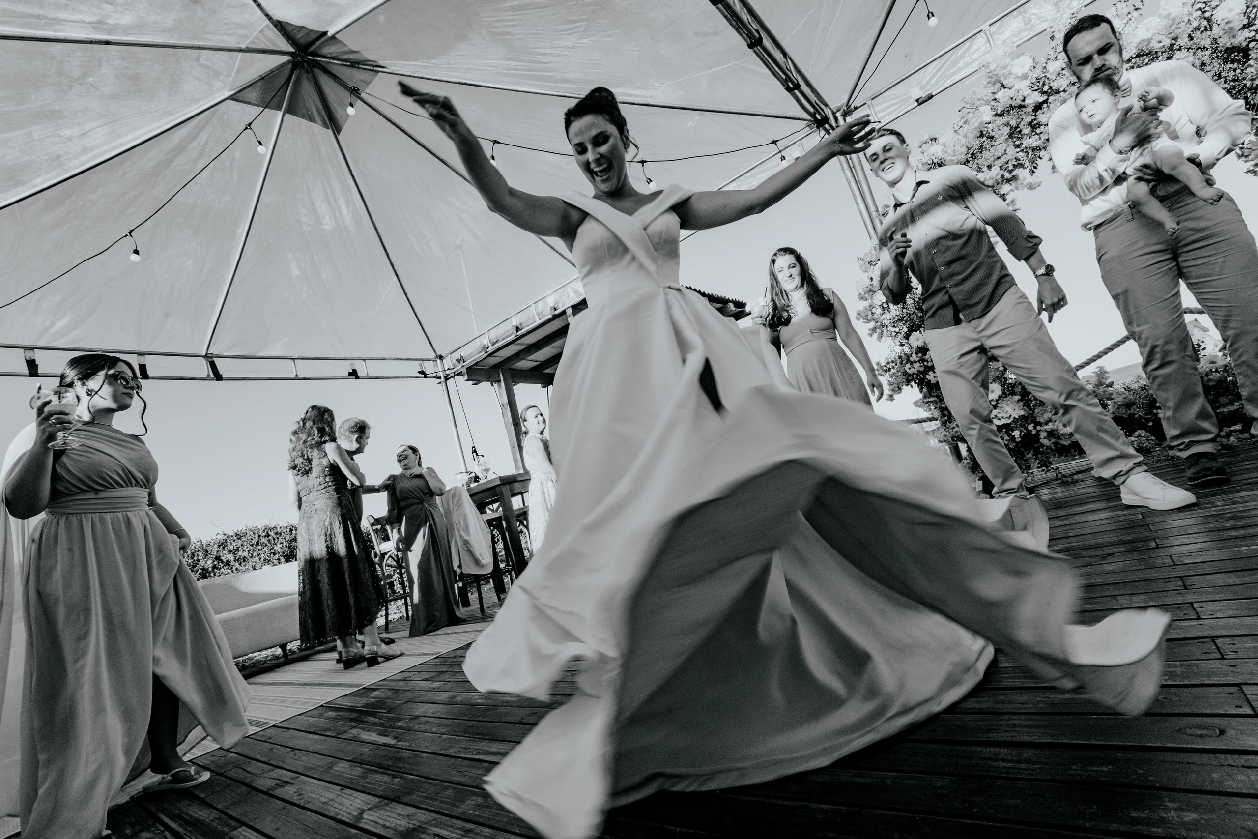 Foto em preto e branco da noiva no dia do casamento na festa que foi feita na praia mole em Florianópolis-SC