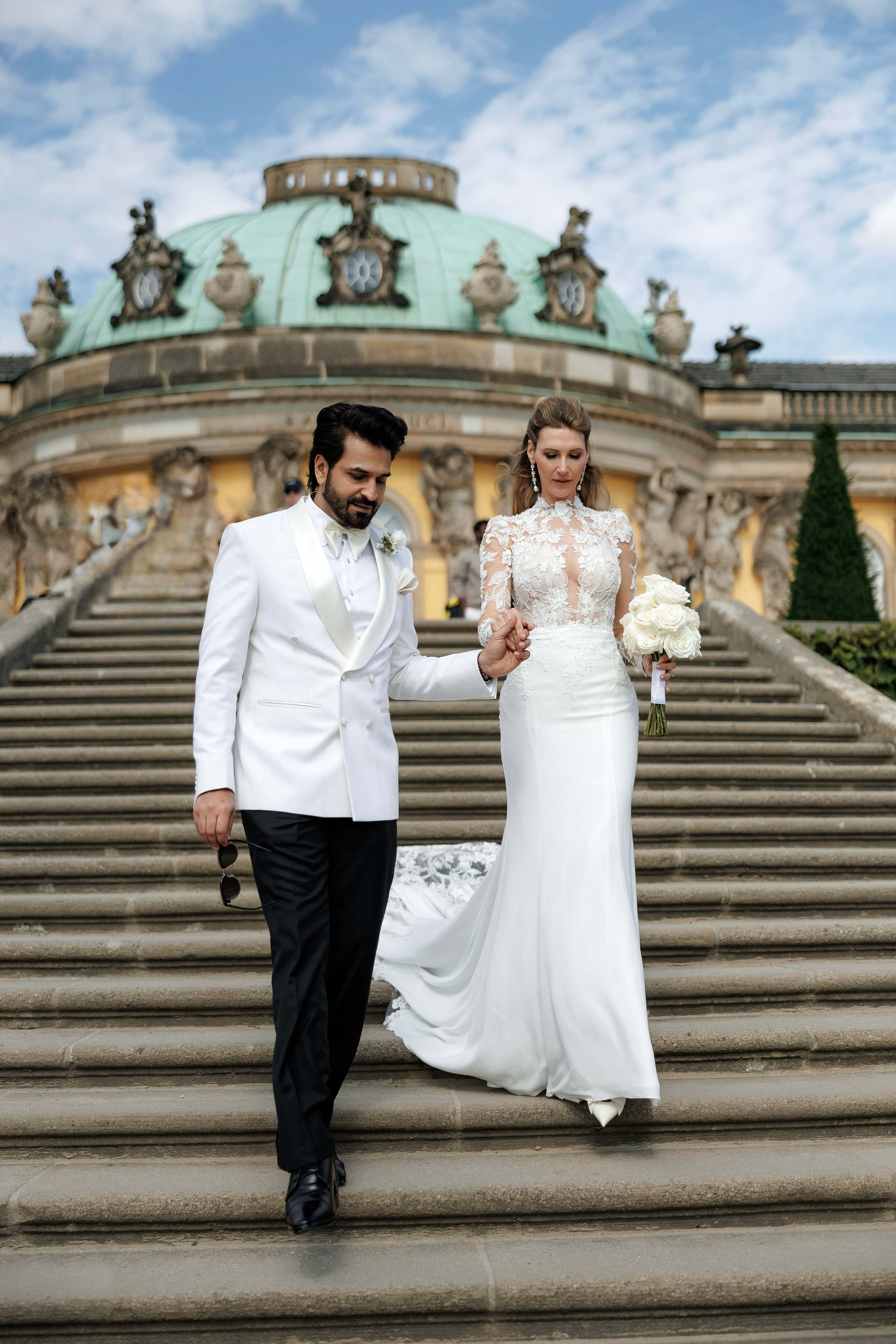 Braut und Bräutigam auf der Treppe von Schloss Sanssouci in Potsdam, Hochzeitsfotografie
