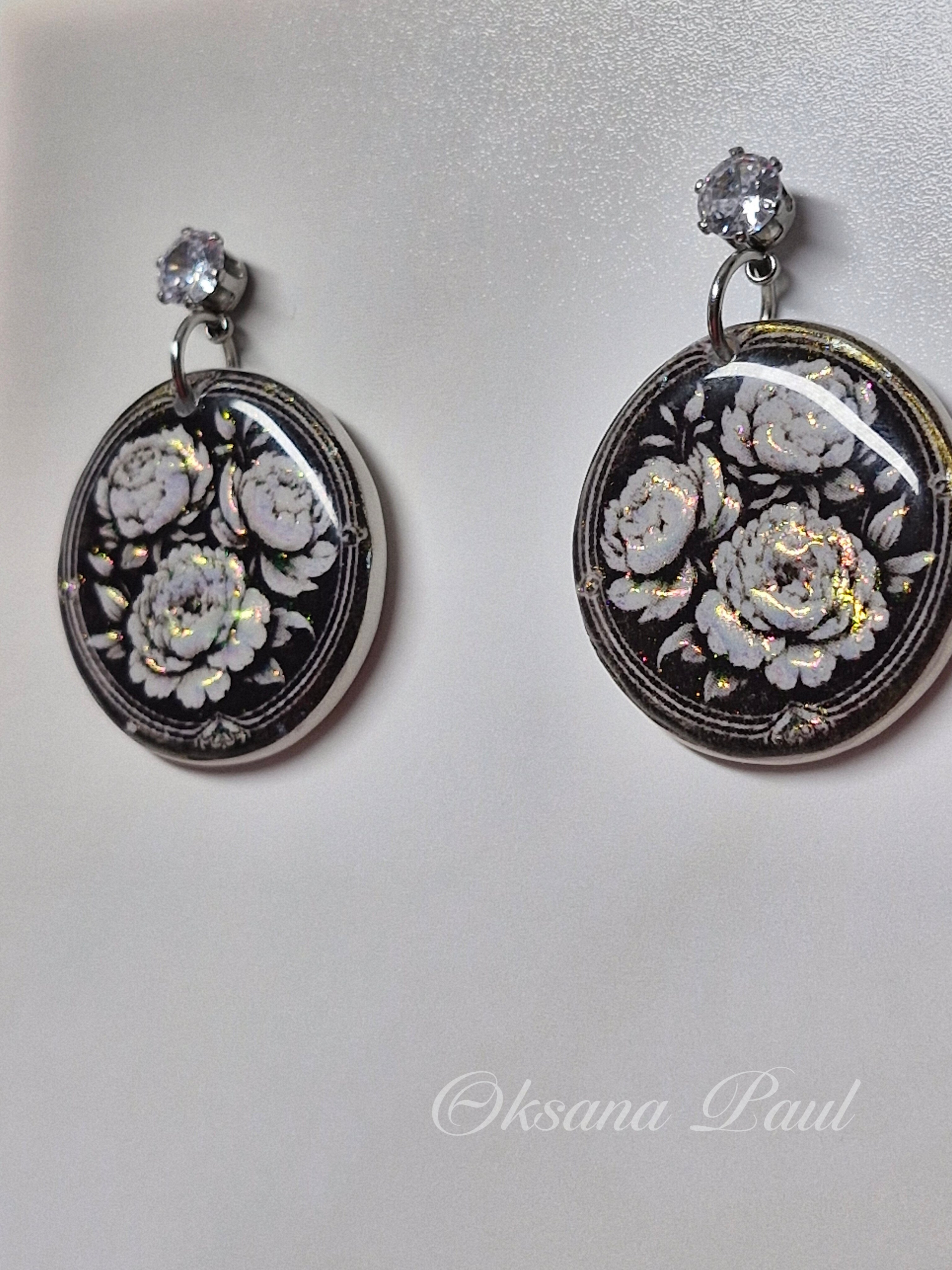 Украшения ручной лепки из полимерной глины с покрытием смолой: серьги, миниатюрные броши и арт-объекты с глянцевым блеском. Уникальные украшения Oksana Paul создаются вручную, с эффектом стеклянной поверхности, объёмными деталями и художественной подачей. Полимерная глина, смола, 3D-лепка, украшения из полимерной глины, серьги ручной работы, аксессуары ручной работы. Handgemachter Schmuck aus Polymer Clay mit Harzüberzug: Ohrringe, Miniaturbroschen und glänzende Kunstobjekte mit 3D-Effekt. Einzigartiger Schmuck von Oksana Paul – handgefertigt, mit gläserner Oberfläche, feinen Details und künstlerischem Ausdruck. Polymer Clay Schmuck, Harz Finish, handgemachte Ohrringe, Schmuckdesign, Kunstschmuck.