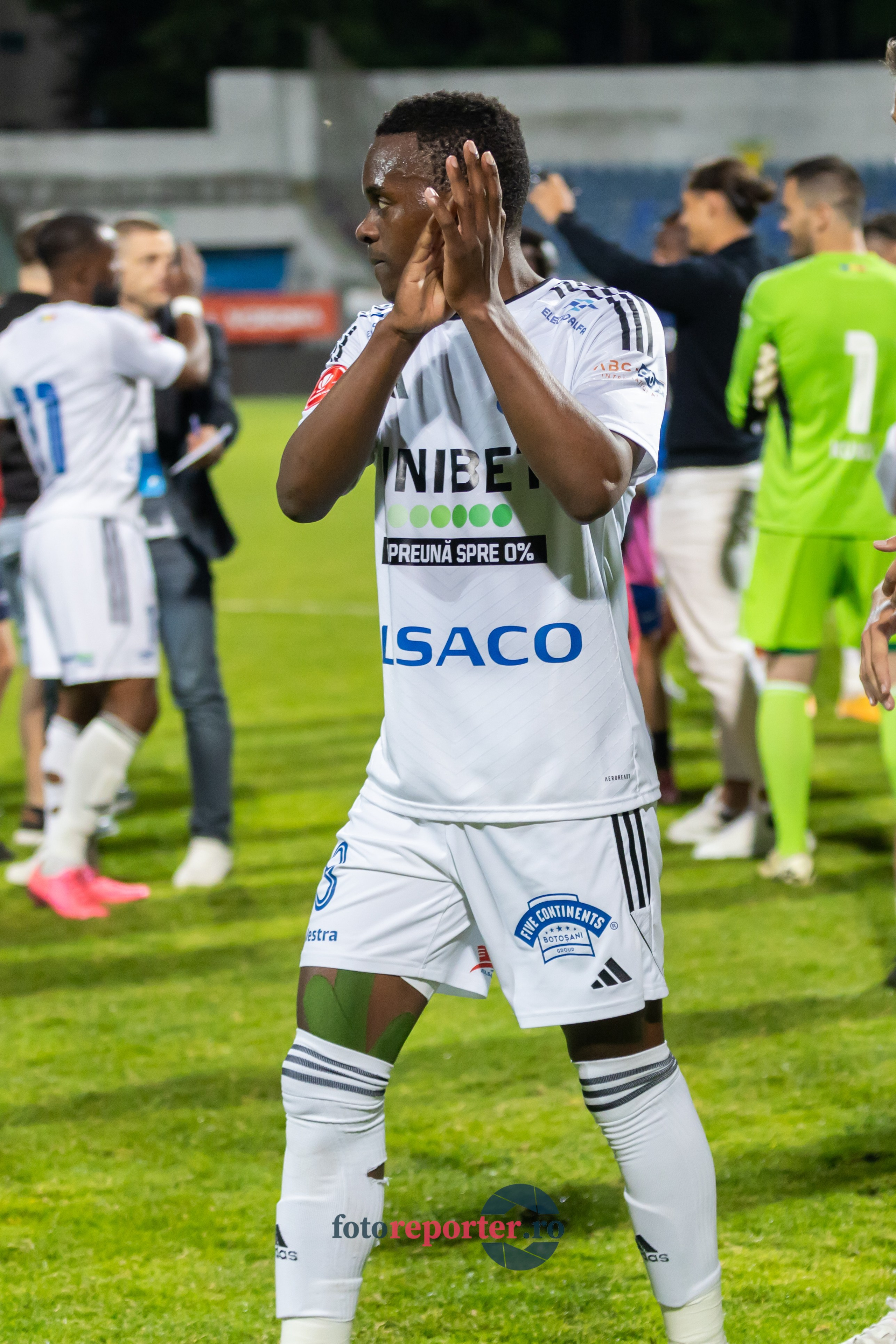 Galerie Foto: FC Botoșani vs. CS Mioveni - Pe 17 mai 2024, am fost martorii unei partide incredibile între FC Botoșani și CS Mioveni, în prima manșă a barajului pentru evitarea retrogradării. În fața unui stadion plin de emoție și speranță, echipa noastră a obținut o victorie importantă, cu un gol marcat de Aldair în minutul 93. 💪 *FC Botoșani 1-0 CS Mioveni*⚽️ Urmăriți momentele cheie ale meciului și bucuria suporterilor în această galerie foto! Pregătiți-vă pentru meciul de retur de pe 24 mai, când vom lupta din nou pentru a rămâne în prima ligă.#FCBotoșani #CSMioveni #BarajRetrogradare #ForzaBotoșani 