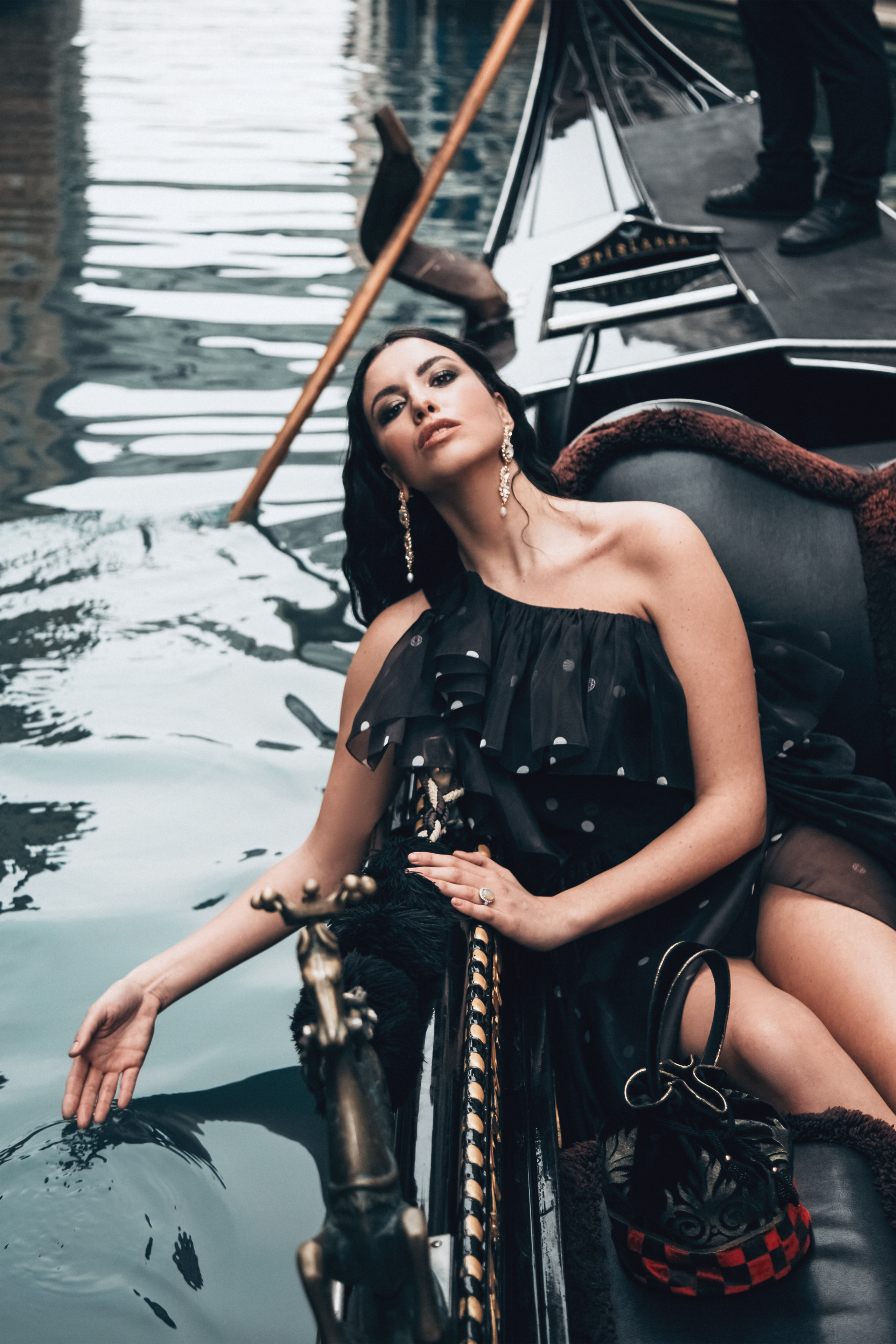 Come on a unique sightseeing tour with a personal photographer who will take pictures on your private gondola ride