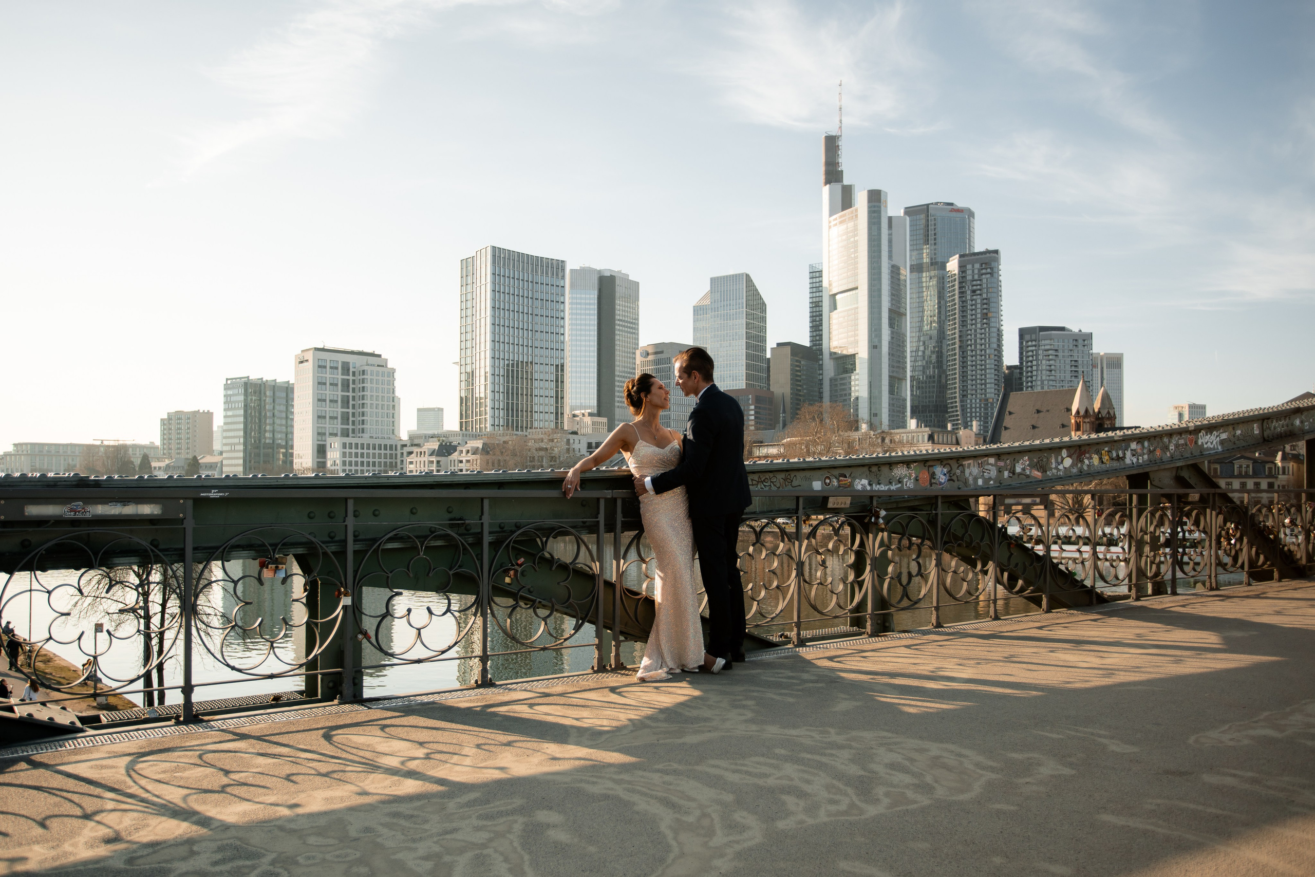 Elegantes Hochzeitsshooting auf dem Eisernen Steg in Frankfurt bei warmem Abendlicht