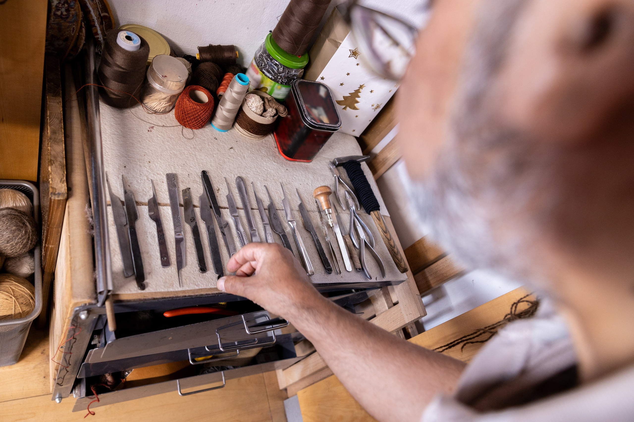 Teppichrestaurator, Salzburg, 2024. Guzel Kolobova| Fotografin| Salzburg