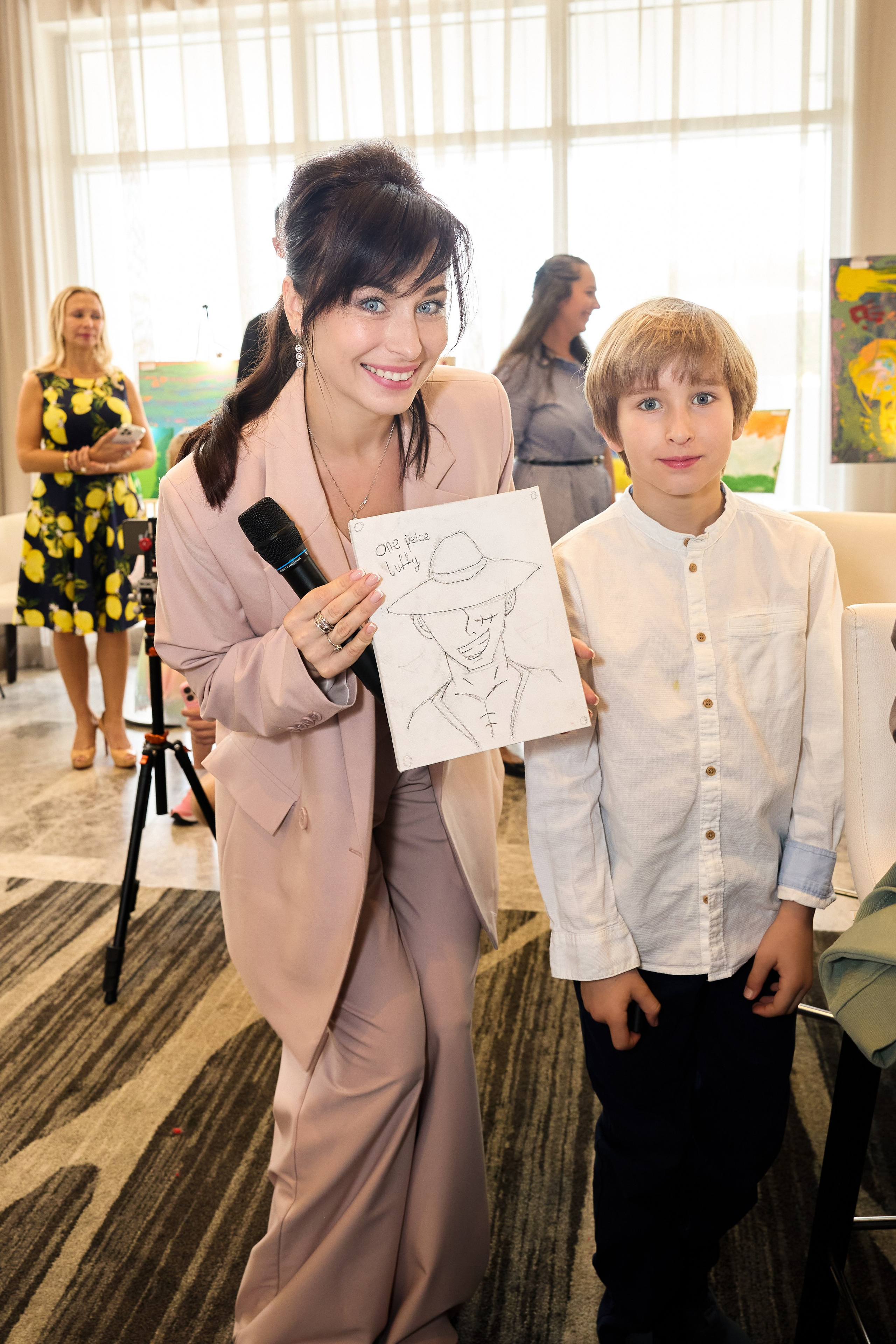 Авторская благотворительная художественная выставка Дианы Бортник. Фотограф Юлия Маковеева