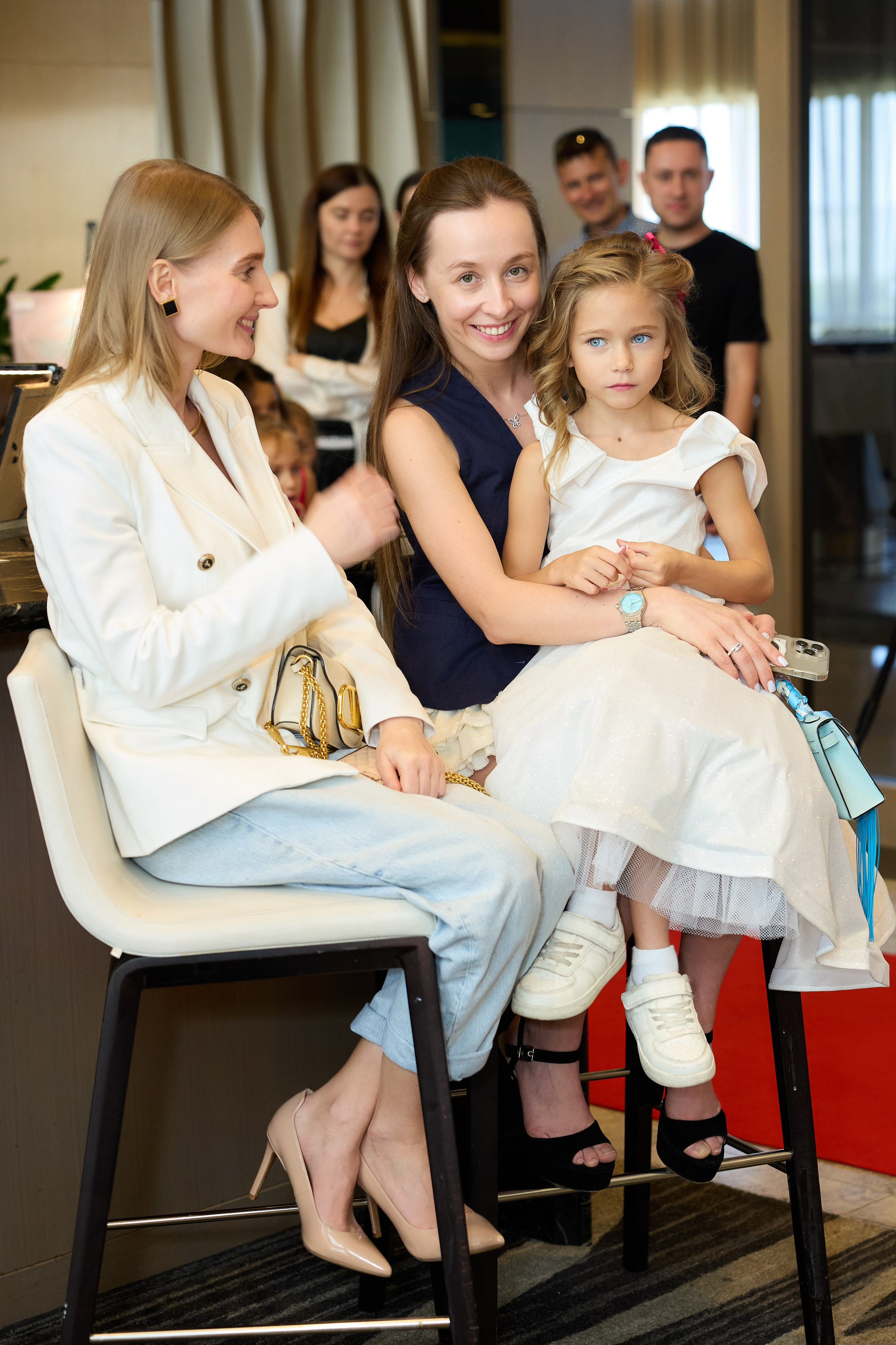 Авторская благотворительная художественная выставка Дианы Бортник. Фотограф Юлия Маковеева