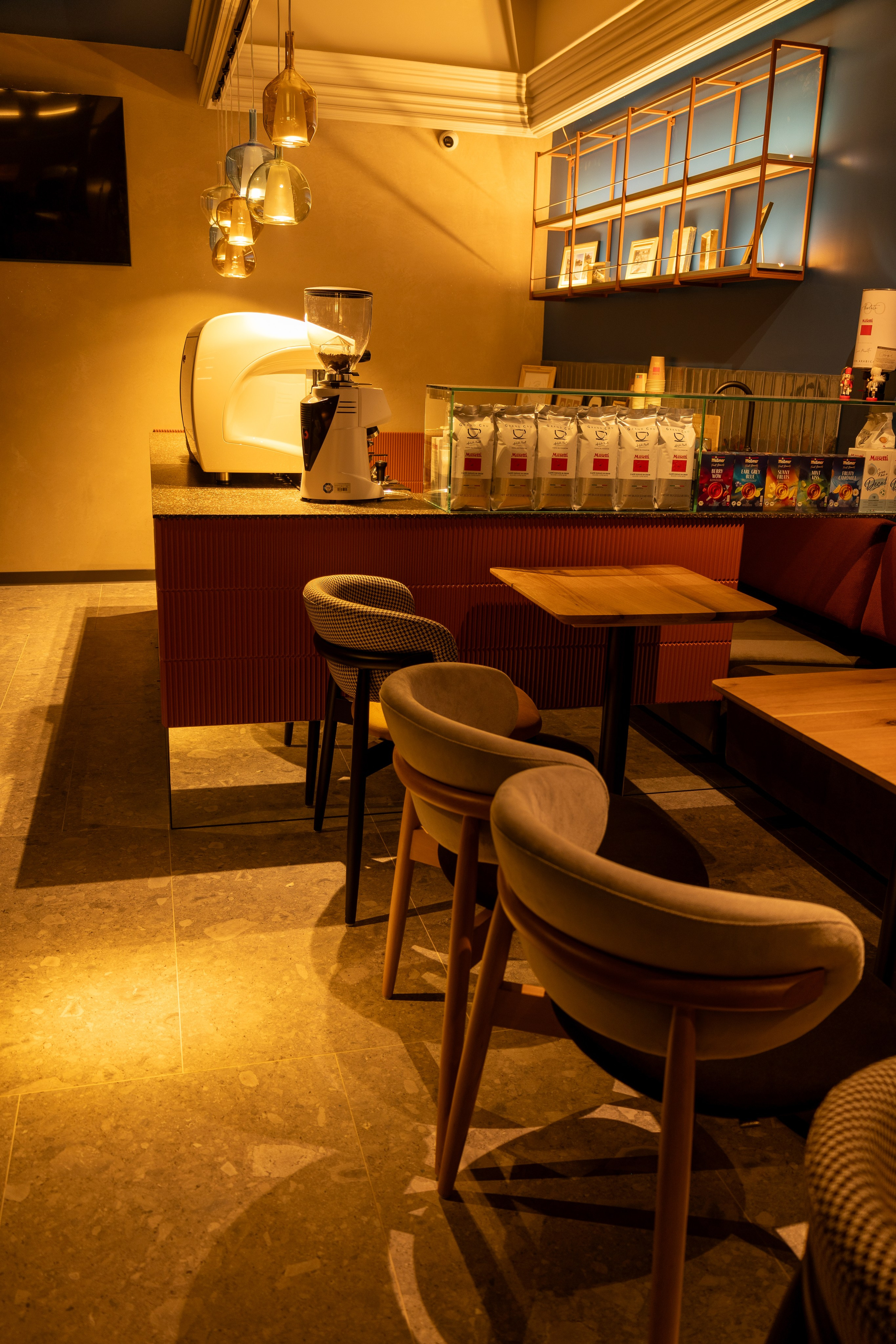 Cafenea “Monte Carlo” Buhuși. Fotograf. Lucrez cu oameni, produse și spații. Portret și fotografie creativă. Bacău, România. Lidia Savinoiu