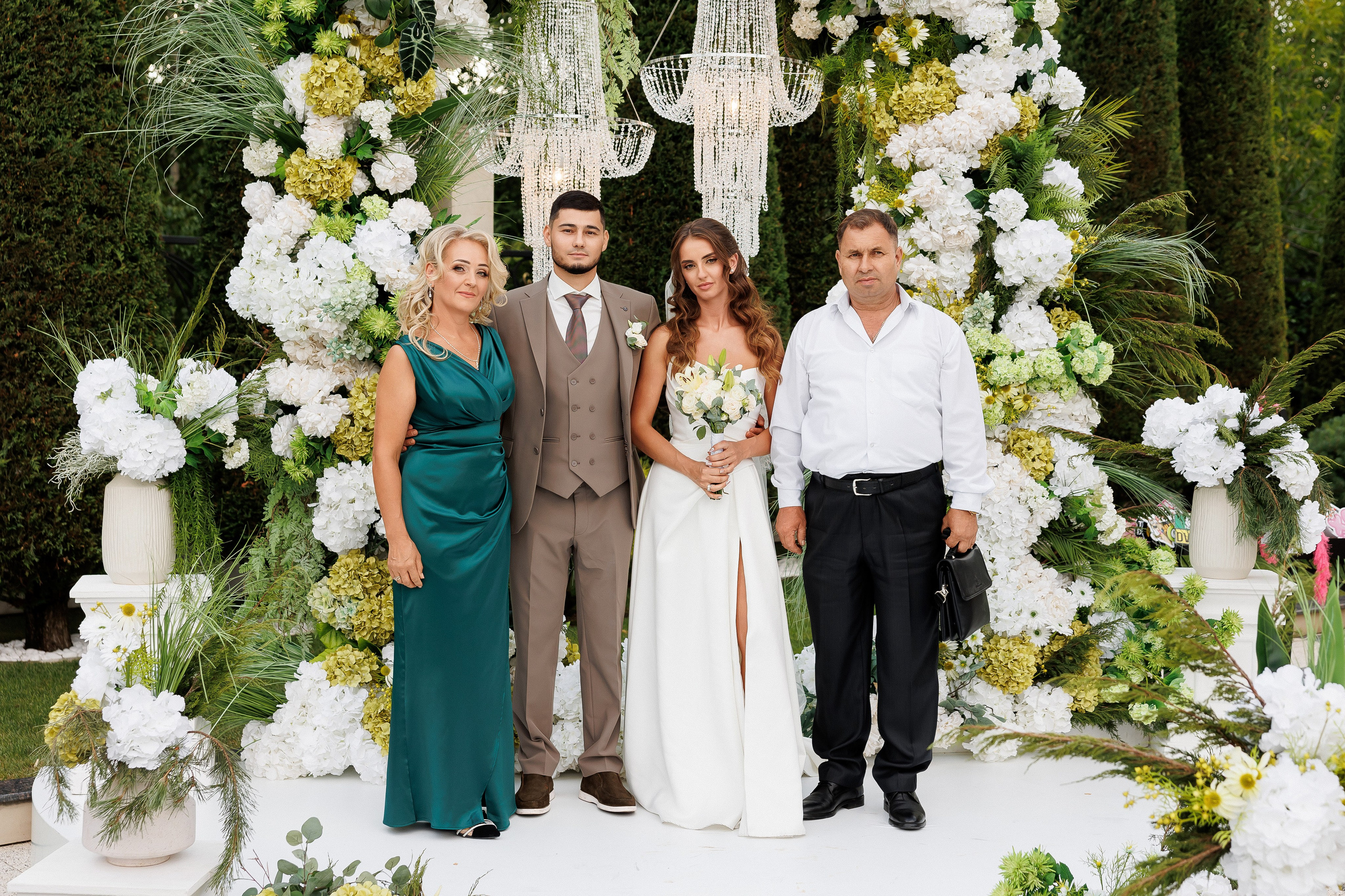 Eugen & Livia — Grand Elysee — Wedding Day. Servicii Foto și Video 067188353