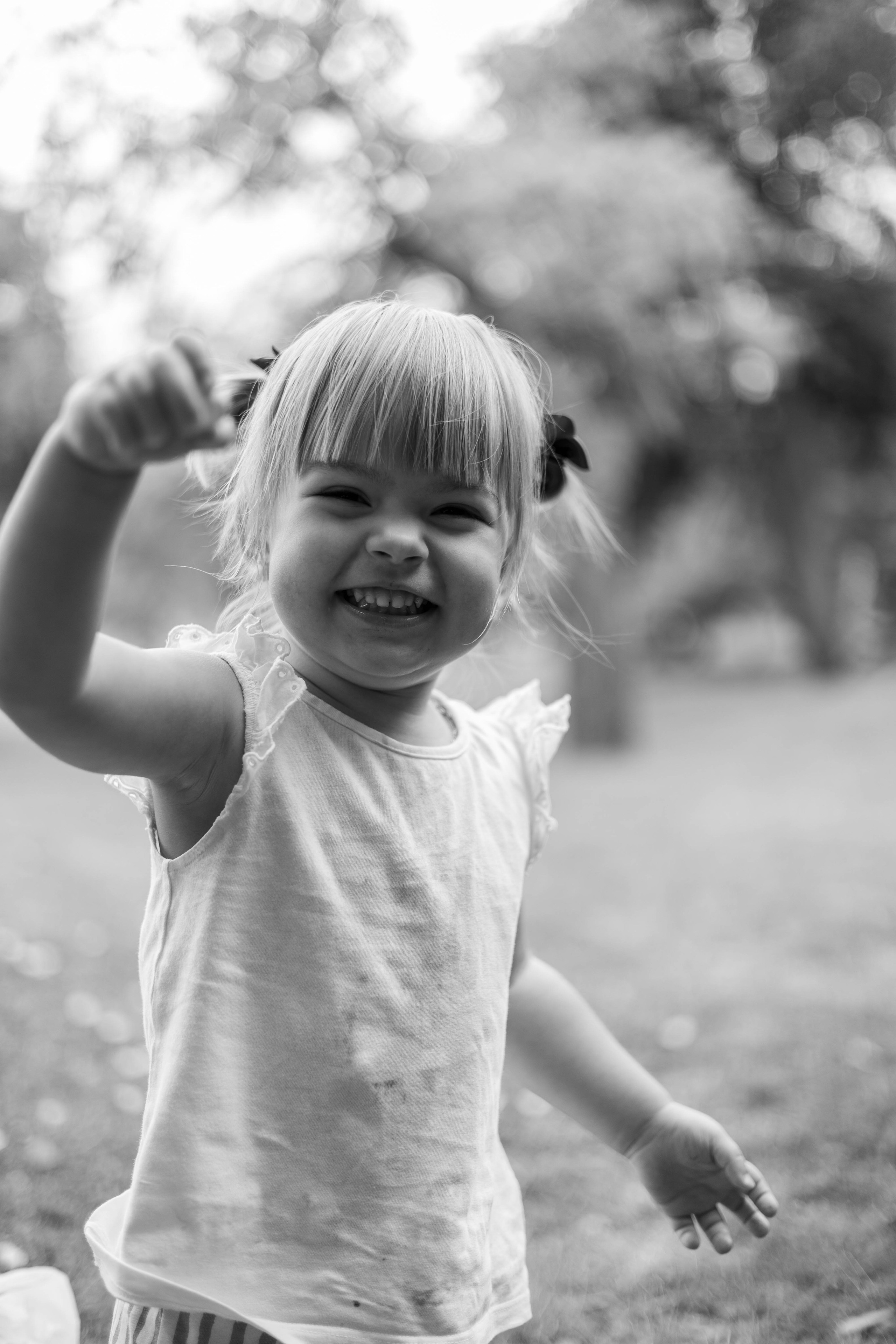 "Фотосессия девочки с арбузом в летнем парке Кишинёва"