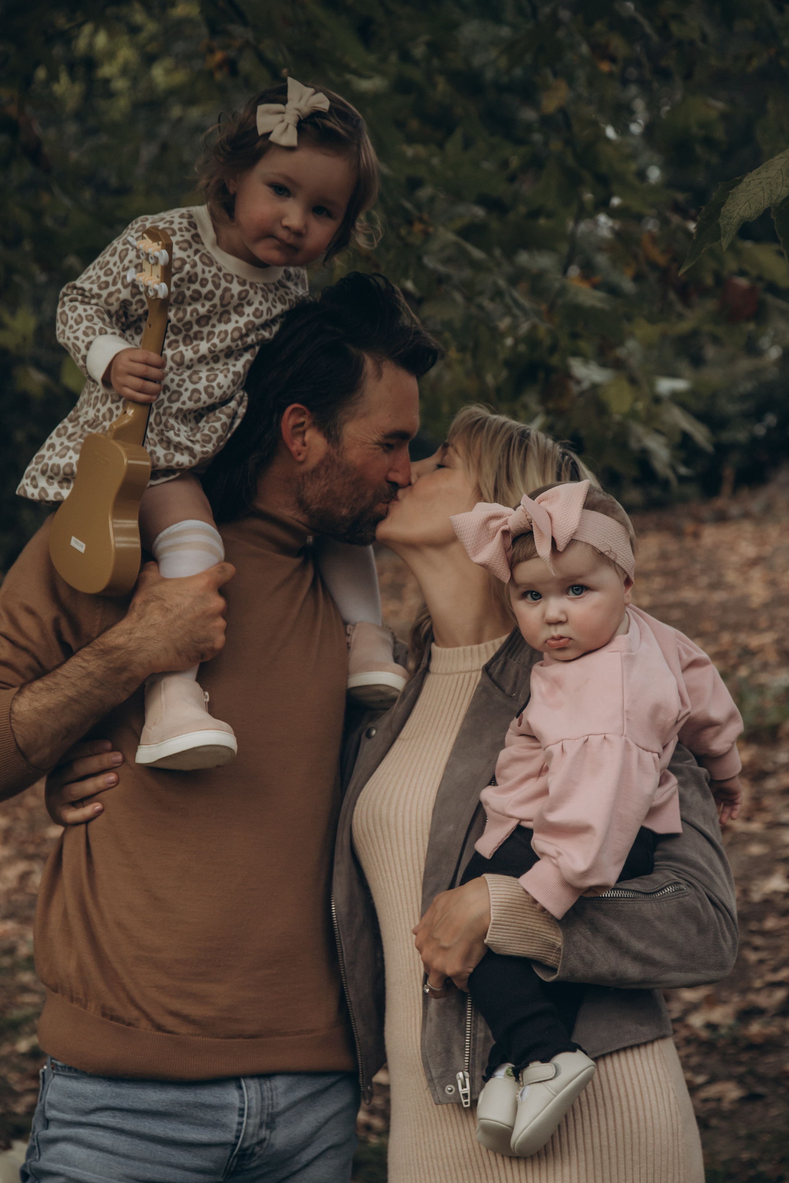 Family in nature. Family and children’s lifestyle photographer Elena Tumanova