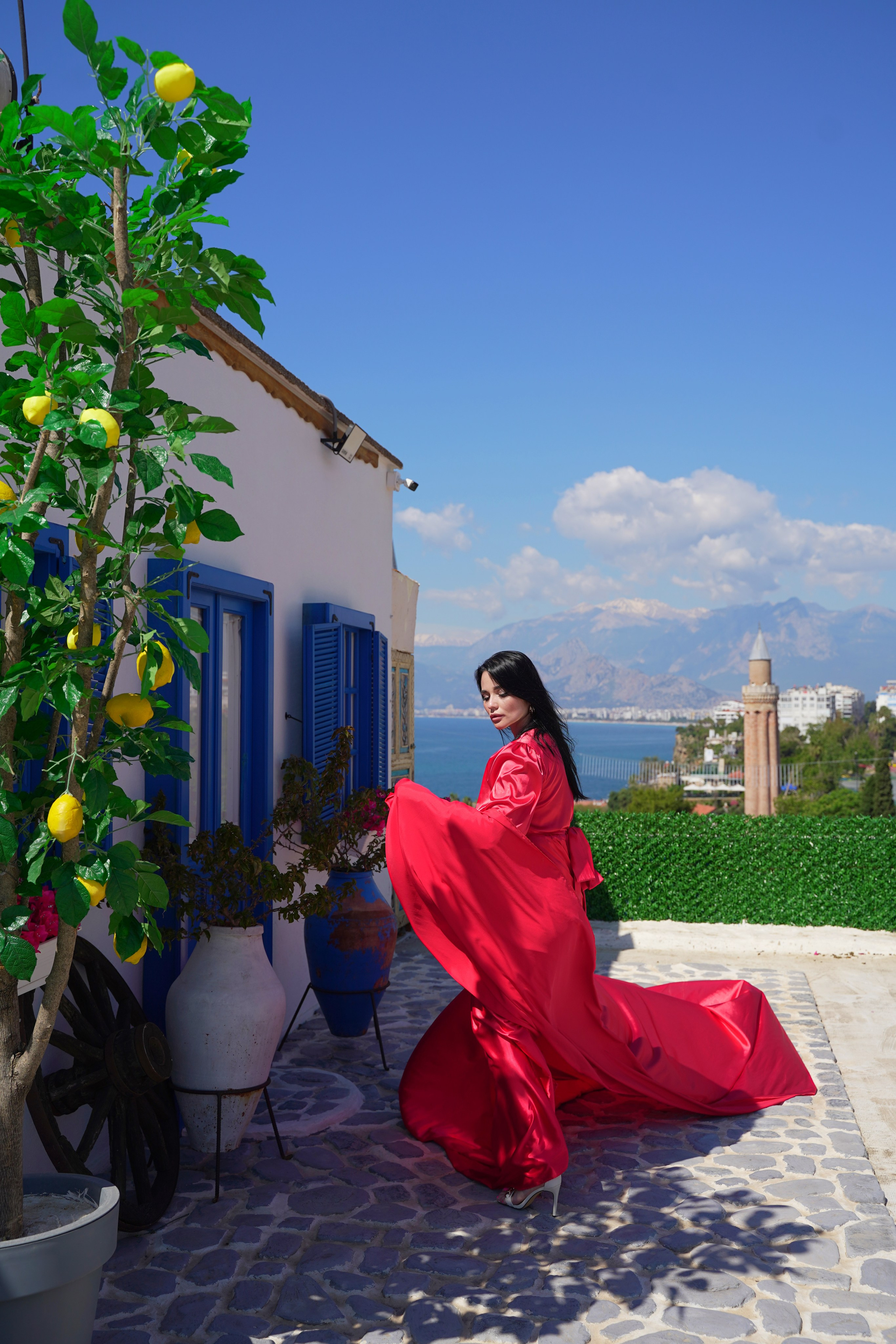 Фотосессия в летящих платьях на крыше