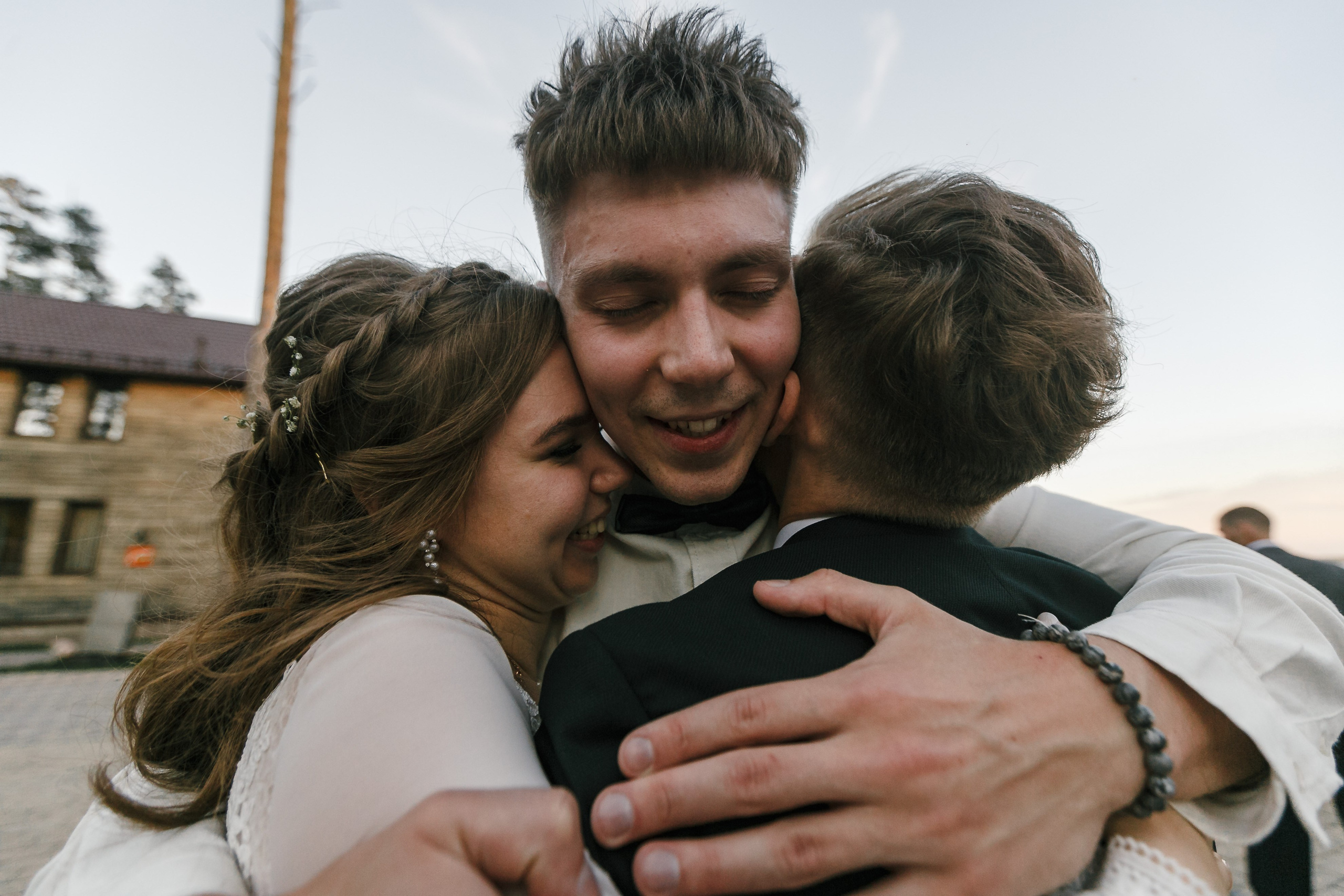 Novia y novio atrevidos con el telón de fondo de un auto viejo. Fotógrafo de retrato, familia y reportajes en Valencia | España | Europa Vitalii Lumier