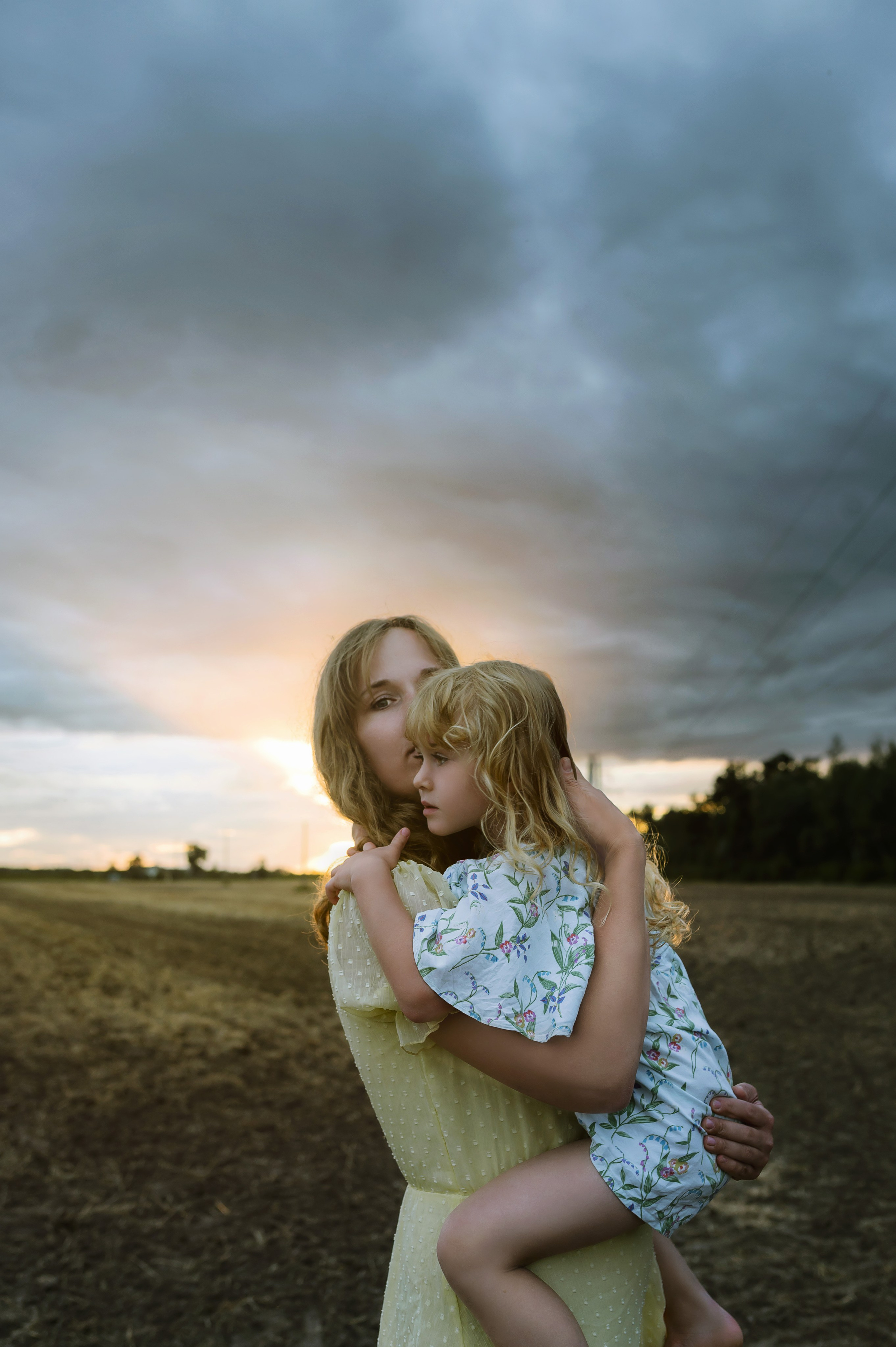 Karolina ir Mėja pievose. Vestuvių, šeimos švenčių, renginių fotografė