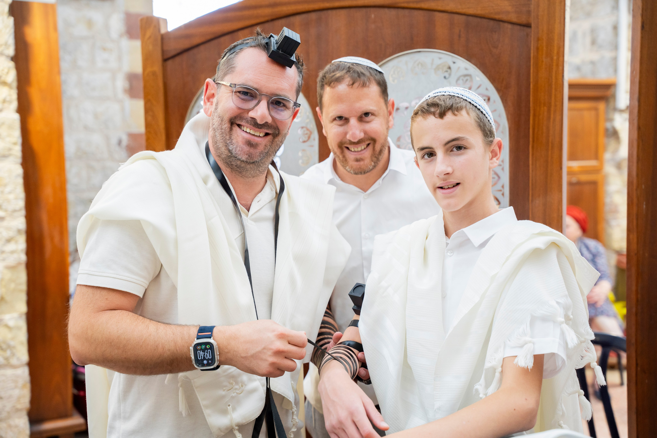 הנחת התפילין רפאל לוי. יוסף מזרחי צילום חתונה, ברית וזוגיות. צלם מקצועי שאוהב להוציא אתכם הכי יפים ברגעים הכי מרגשים