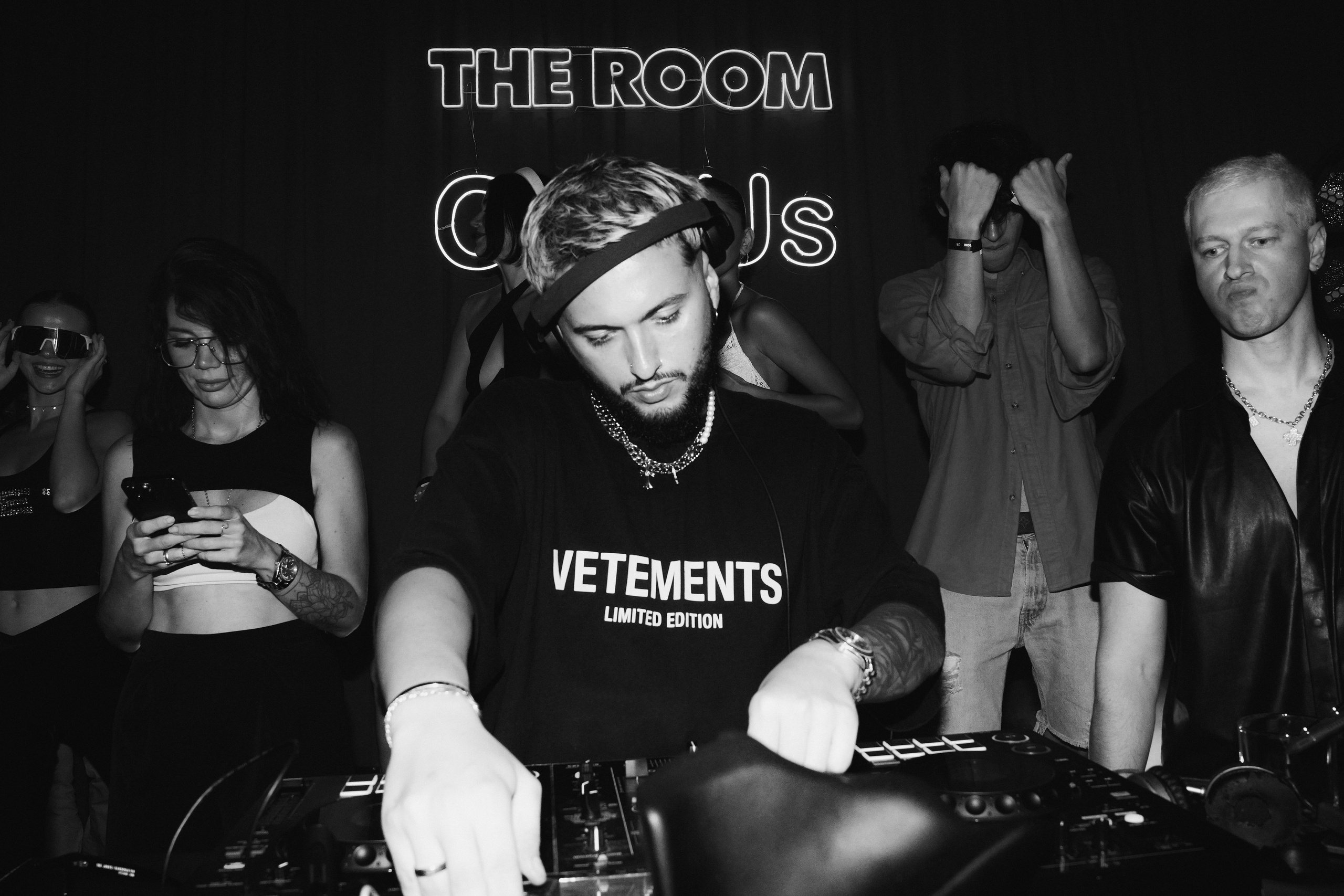OnlyUs 3.0. THE ROOM BAR