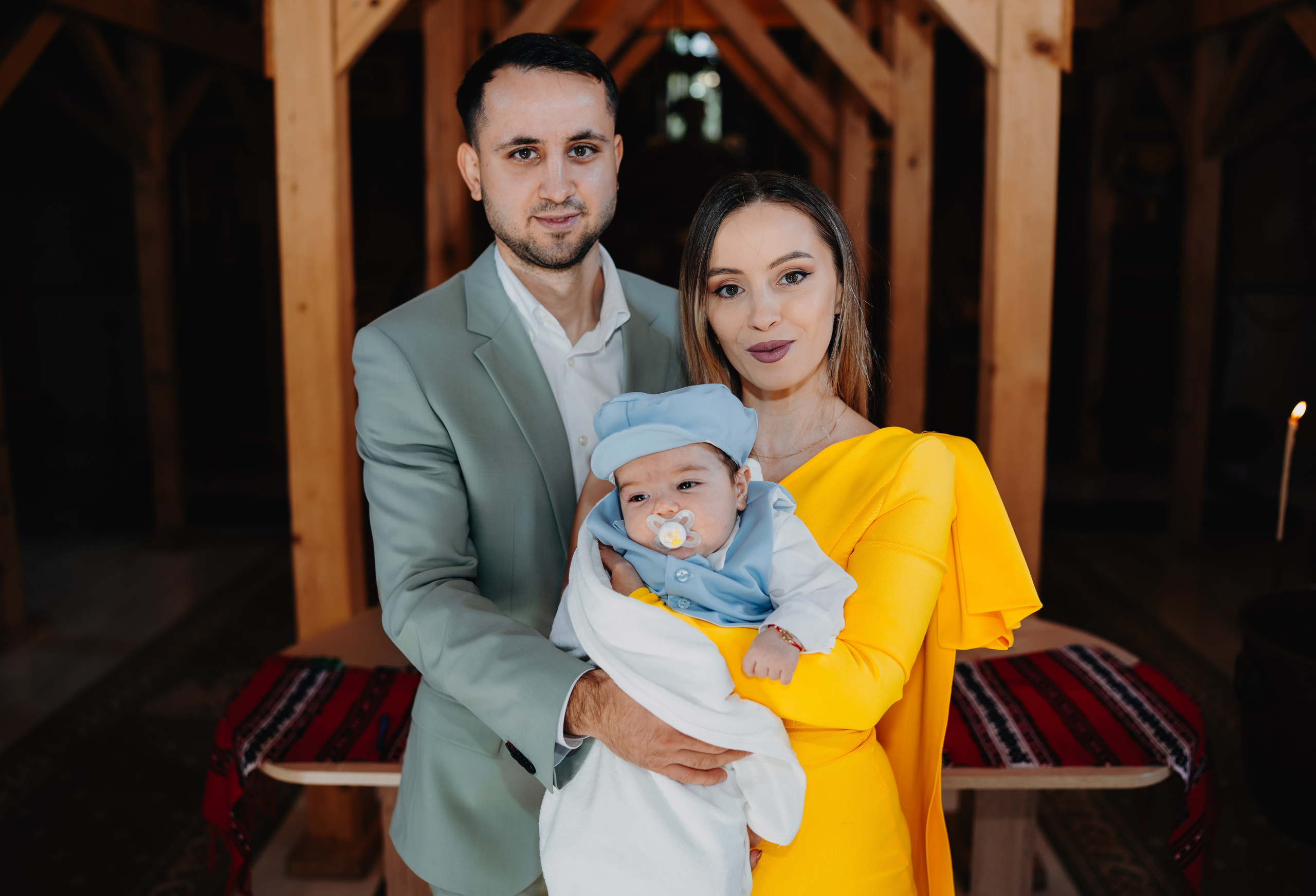 Poză de grup de final a botezului lui Arthur Mihail în Catedrala Bârlad. Părinții pruncului sunt împreună, purtându-l sau stând alături de el, cu expresii de liniște, mândrie și recunoștință după încheierea tainei sfinte.