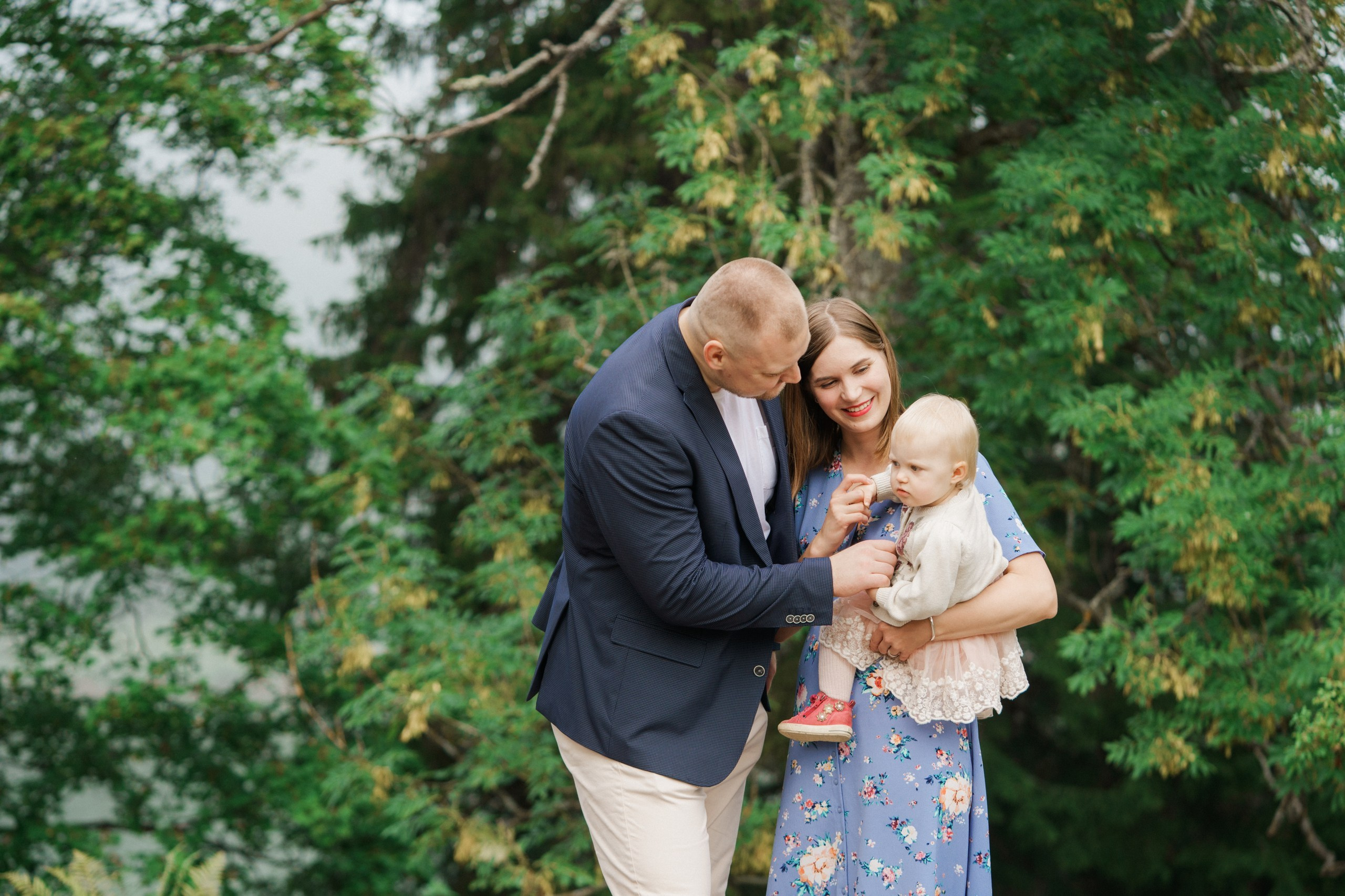 Perhekuvaus sumuisella säällä Tullisaaressa