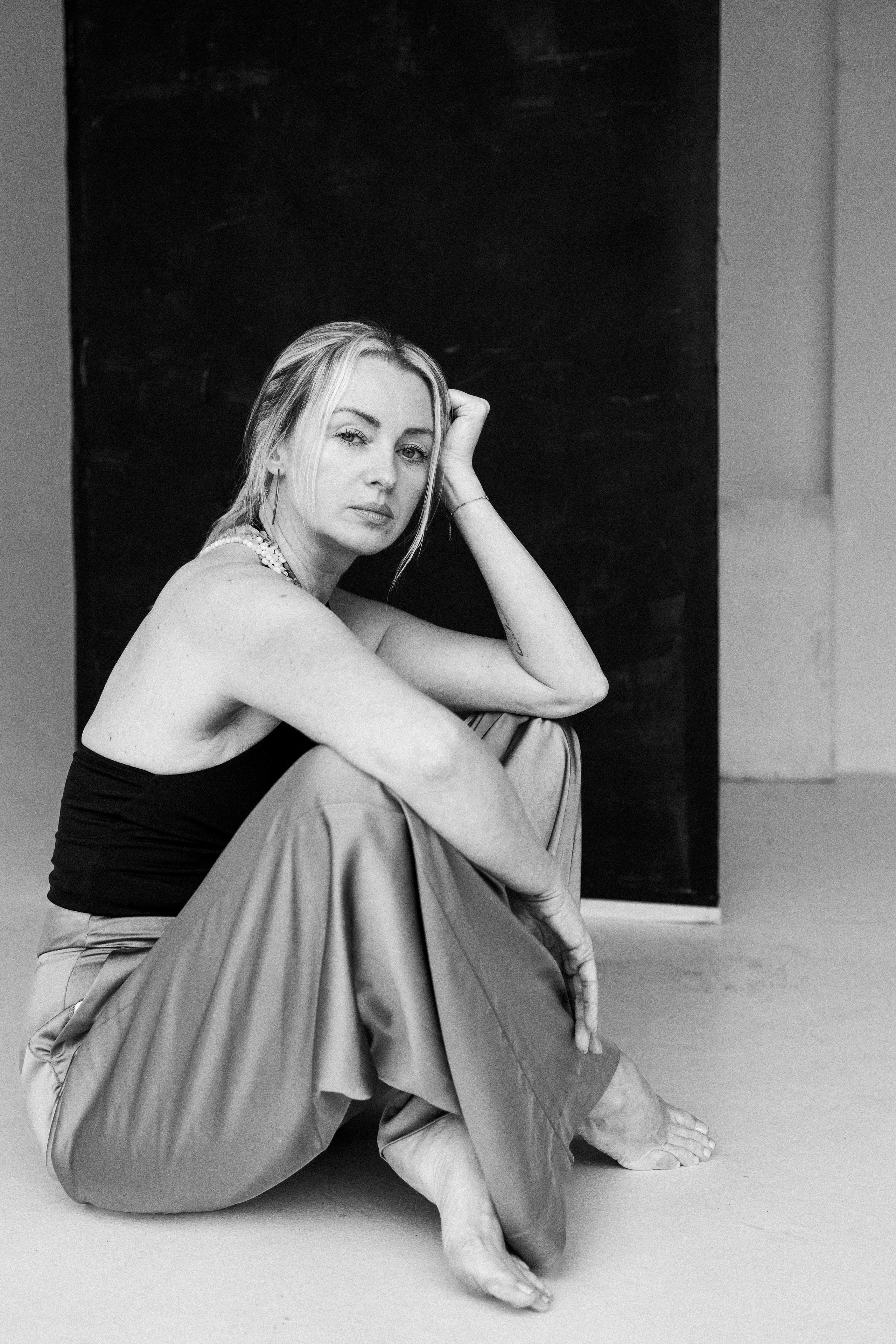 A. Rawnoir- Portrait photography by Daria Paliy.Timeless black&white portraits of women in NYC area