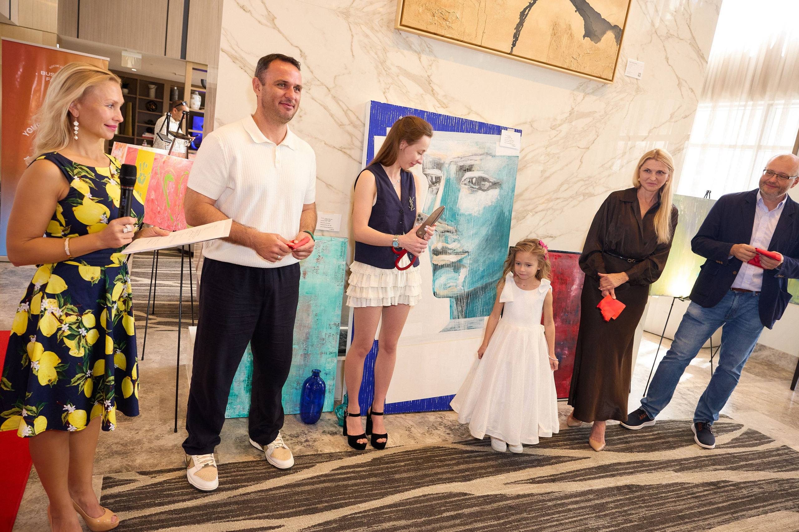 Авторская благотворительная художественная выставка Дианы Бортник. Фотограф Юлия Маковеева