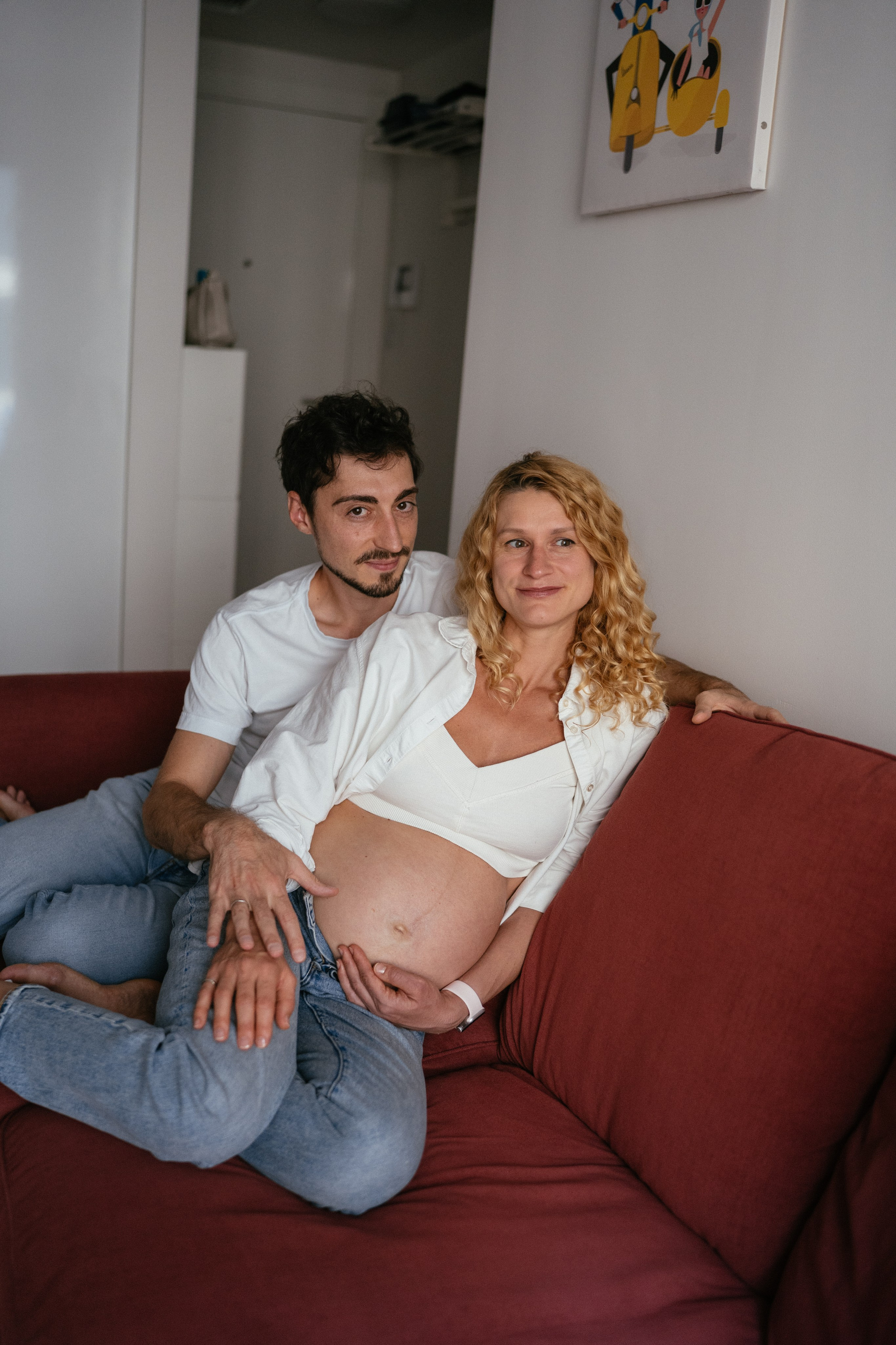 Candid pregnancy photoshoot in the park. Photographer in Madrid, Spain. Alyona Belyaninova
