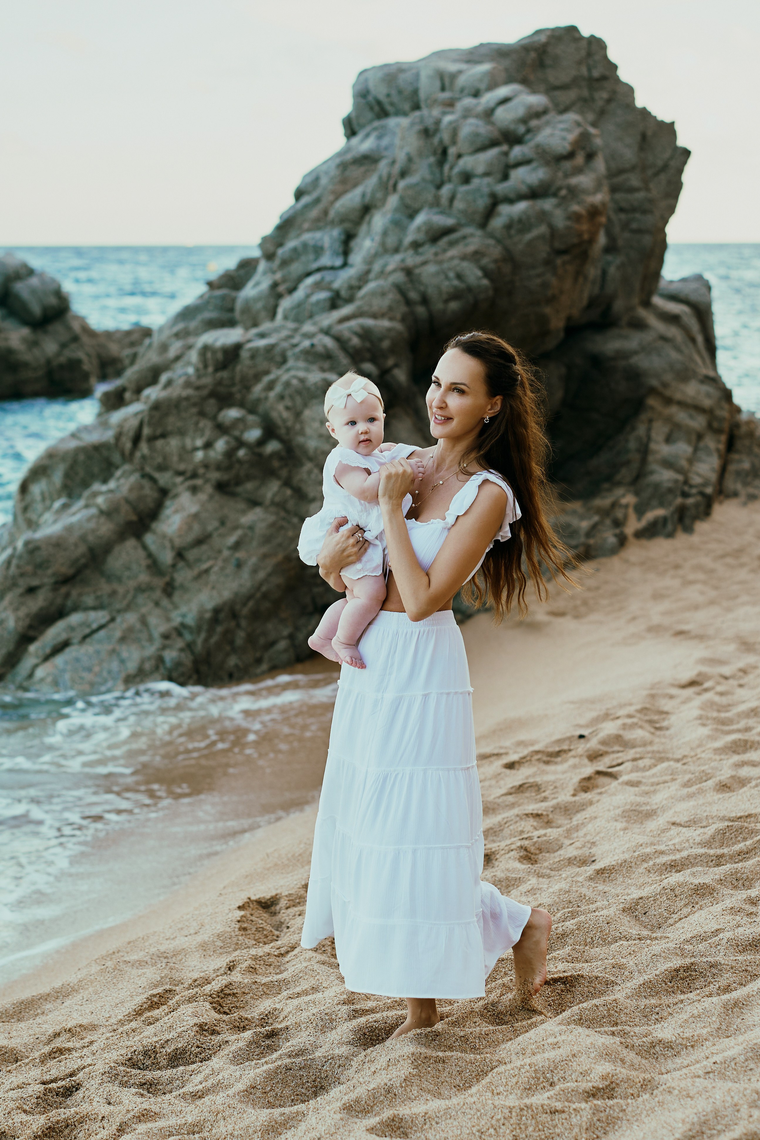 Мама с детьми на пляже. Fotógrafa en España Zhanna Zakharchenko