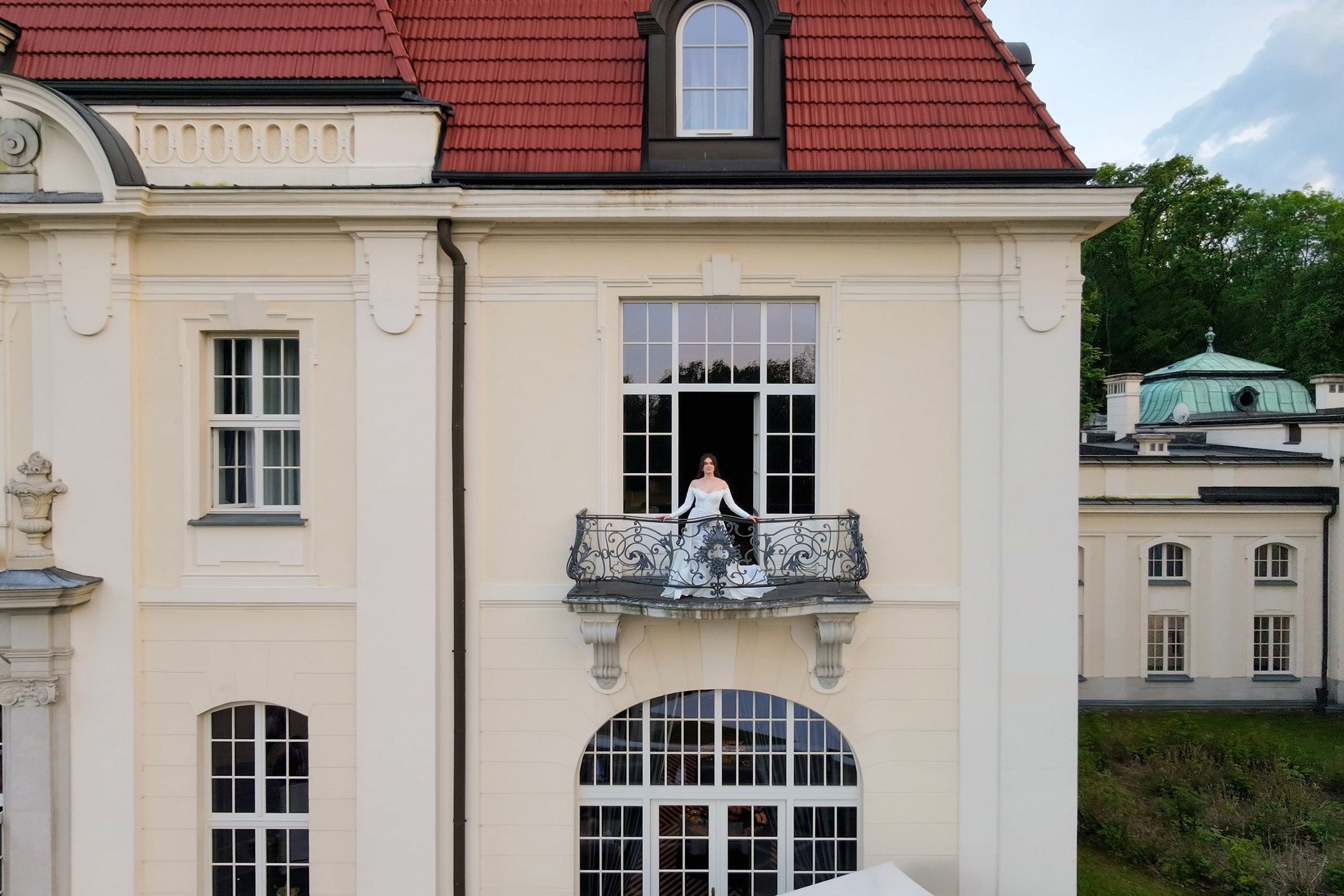 Wiktoria & Kacper. Pałac Goetz. Fotograf ślubny i rodzinny w Krakowie Yana Klymova