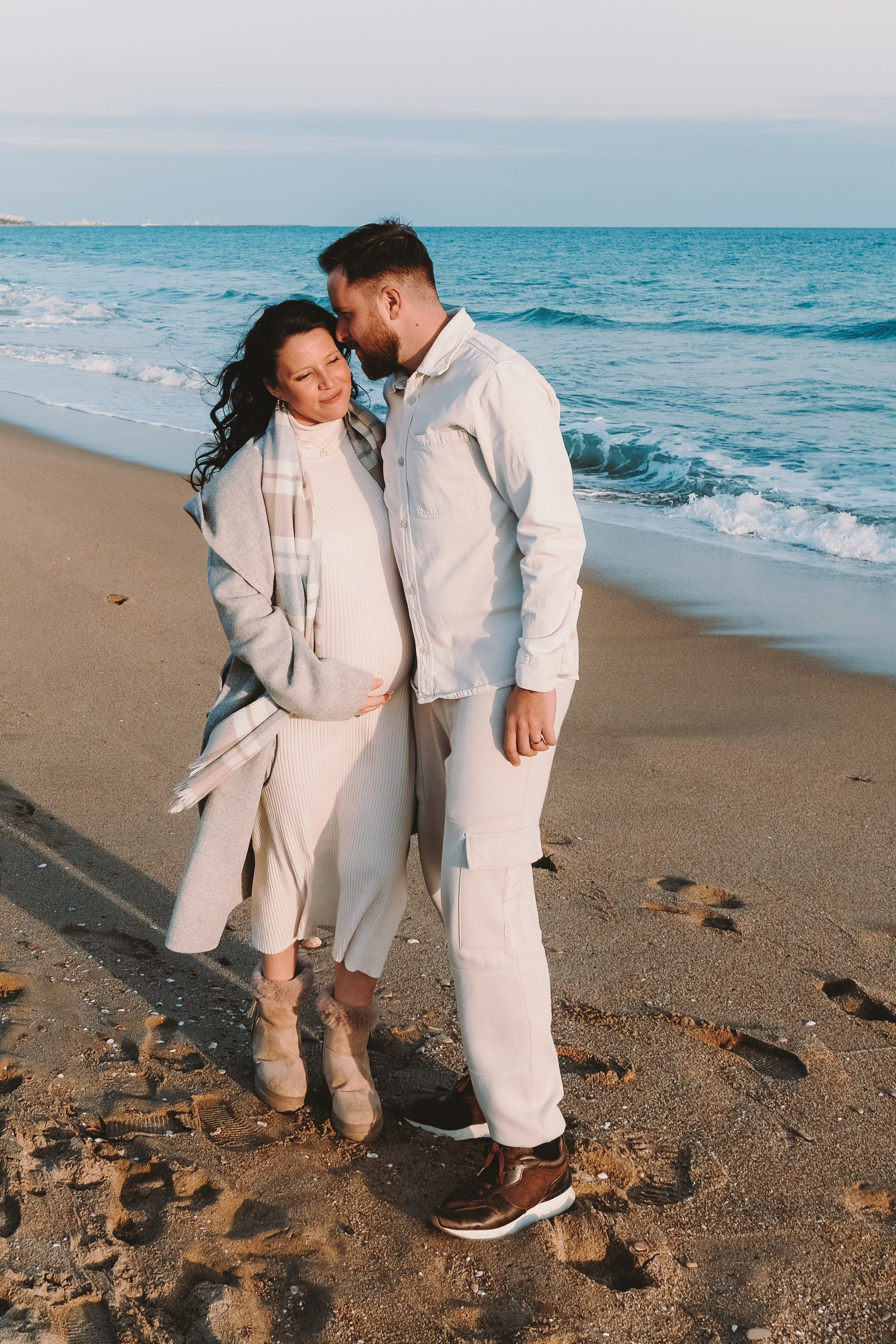 Sesión familiar embarazo. Fotografía profesional en Calafell - Elena Medvedeva