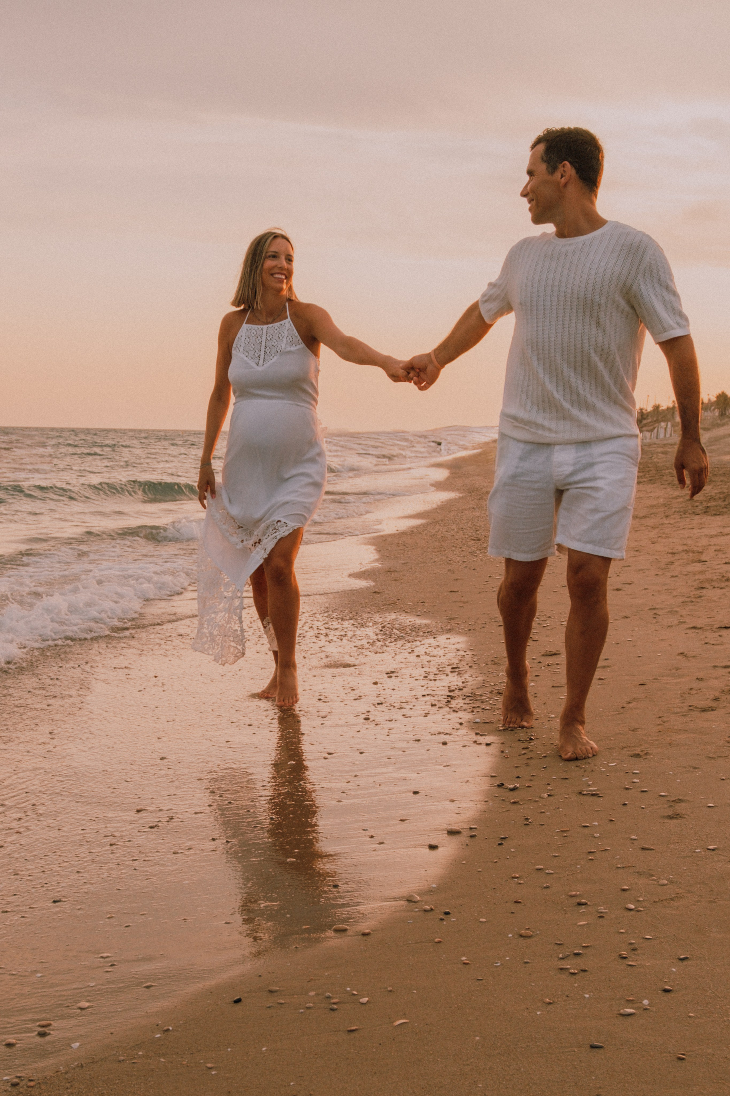 Sesión embarazo en la playa. Fotografía profesional en Calafell - Elena Medvedeva