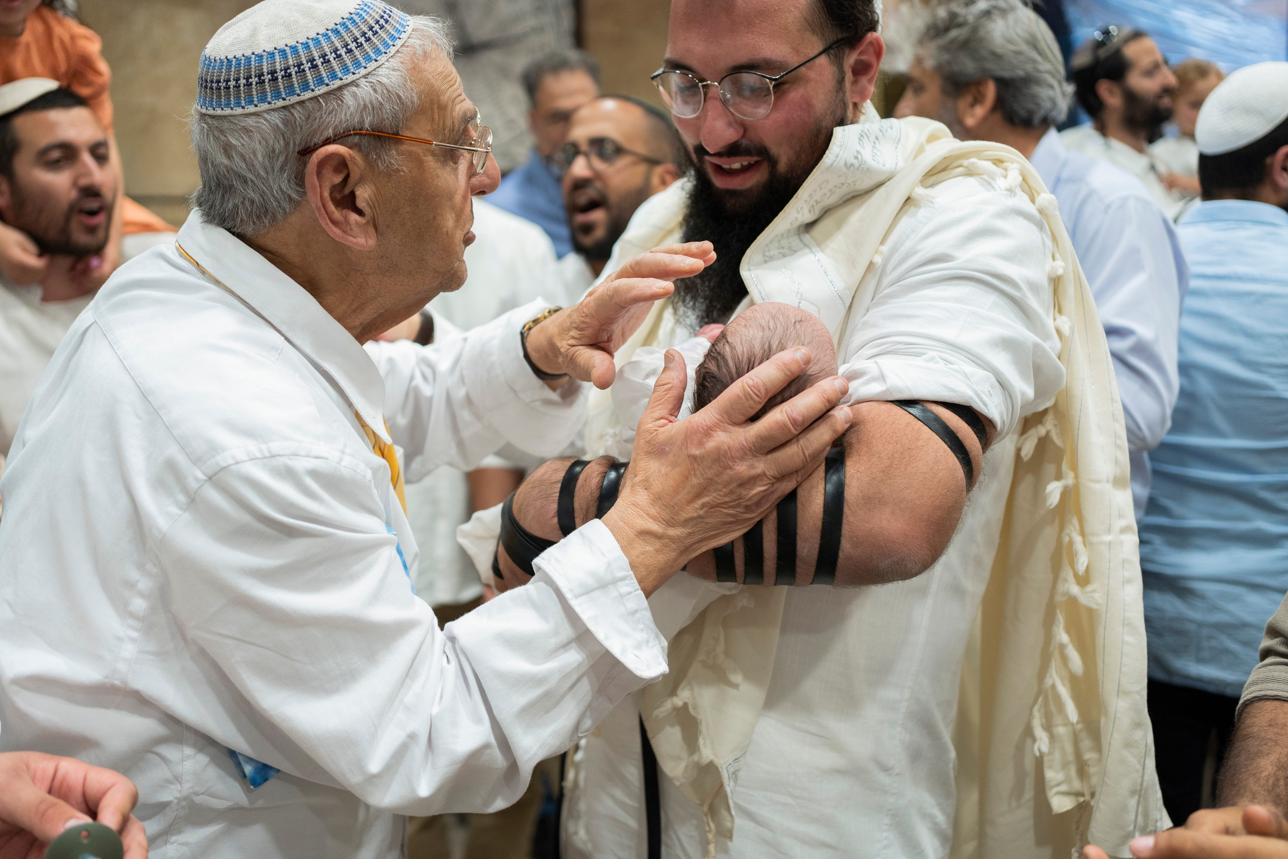 הברית של נחמן חזן. יוסף מזרחי צילום חתונה, ברית וזוגיות. צלם מקצועי שאוהב להוציא אתכם הכי יפים ברגעים הכי מרגשים