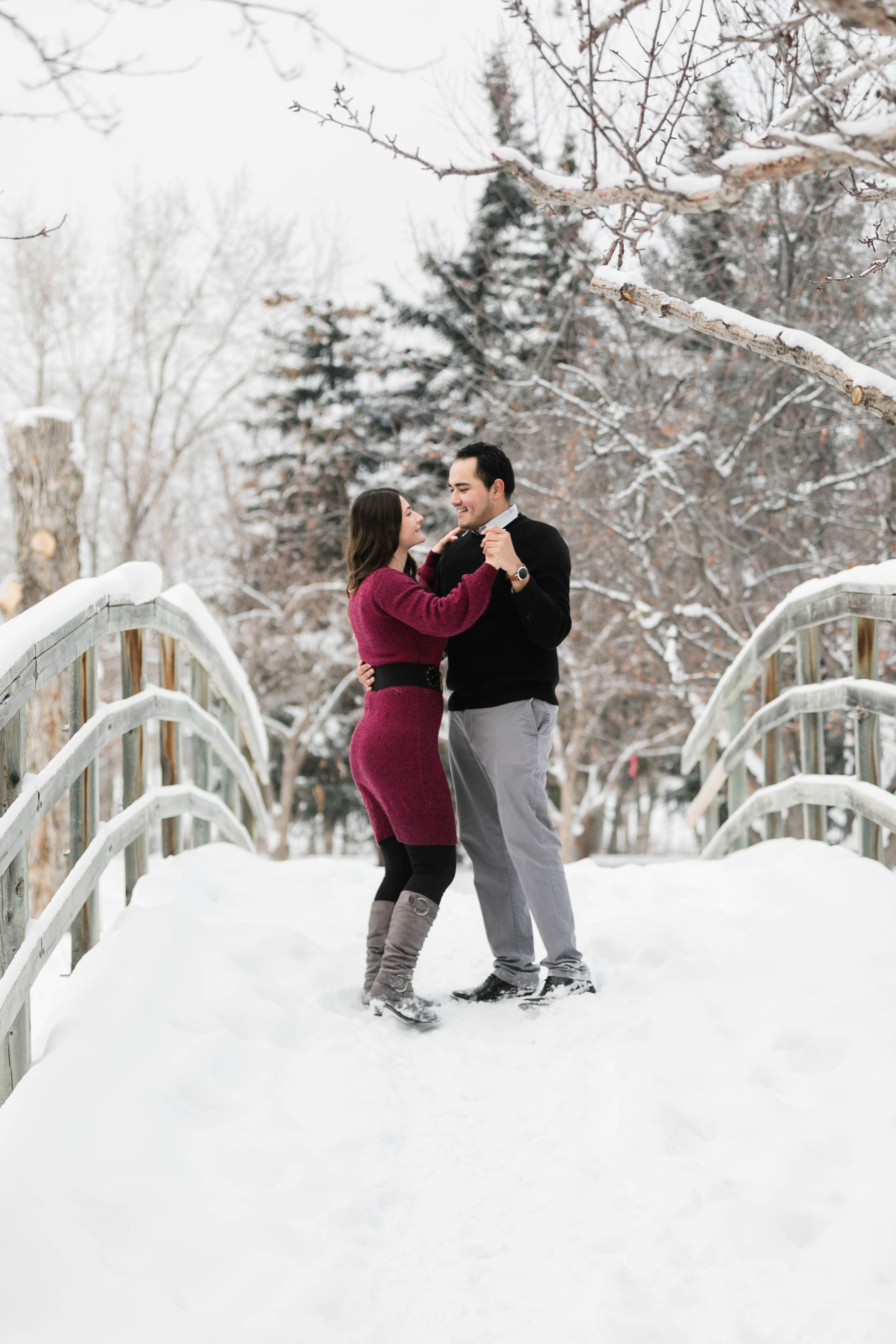 Iván & Andrada — Princes Island Engagement. Fotografía accesible en Calgary